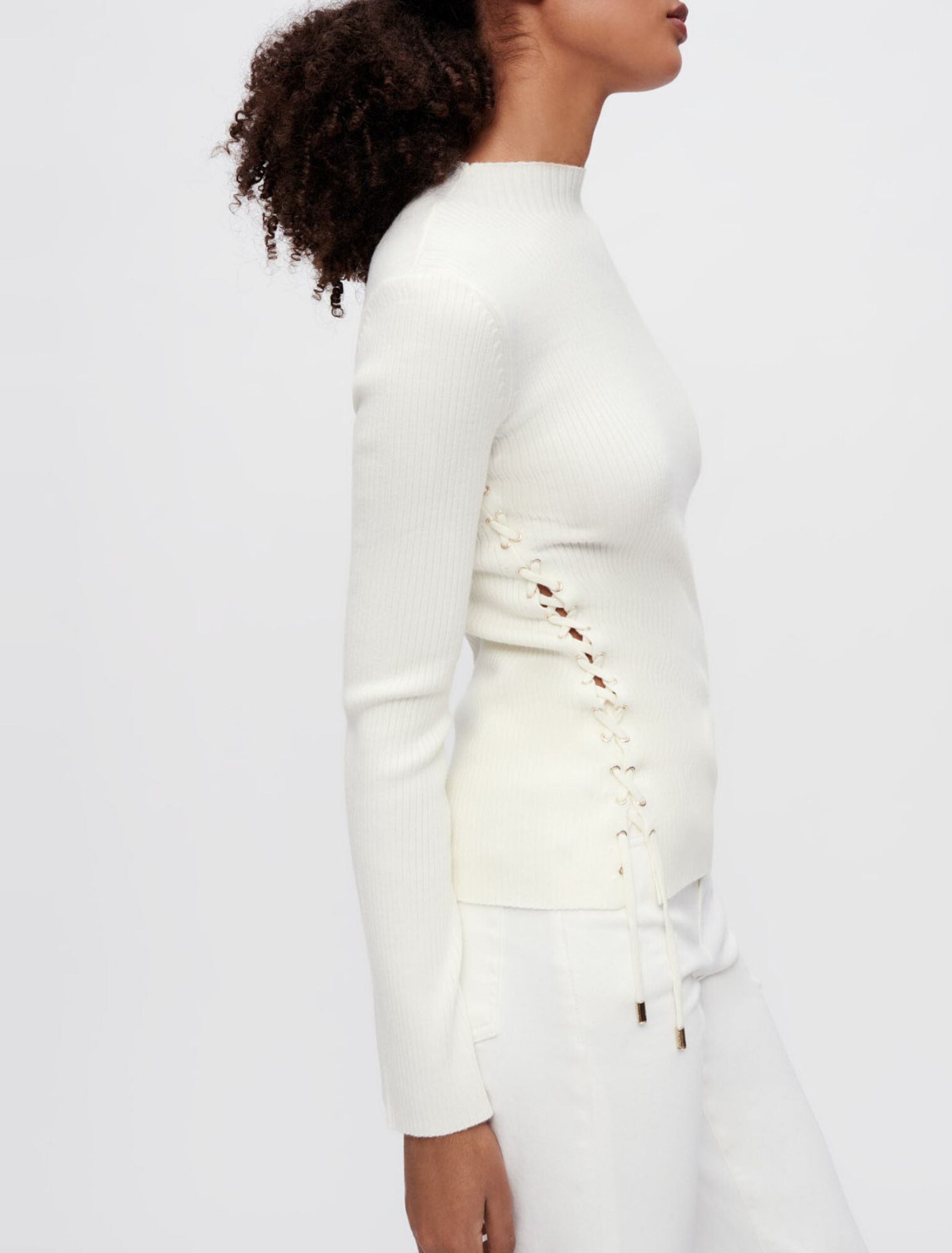 Ribbed jumper with gold metal eyelets