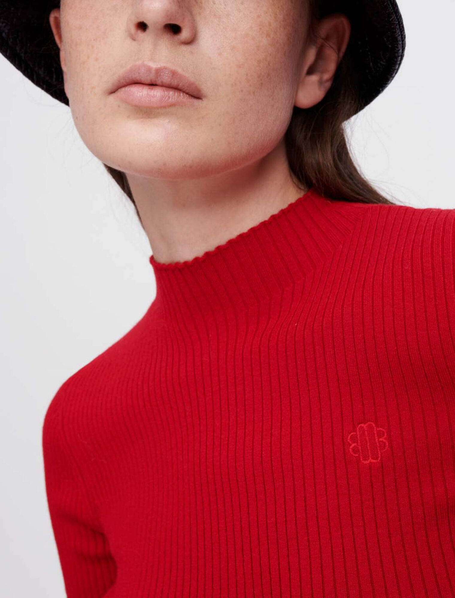 Close-fitting sweater with eyelets