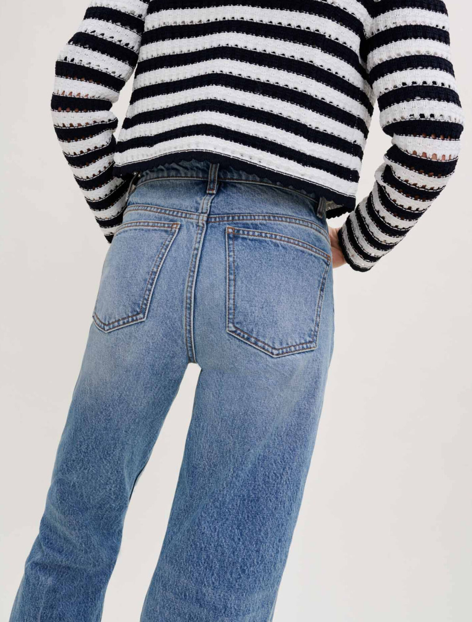 Loose-fitting ripped jeans