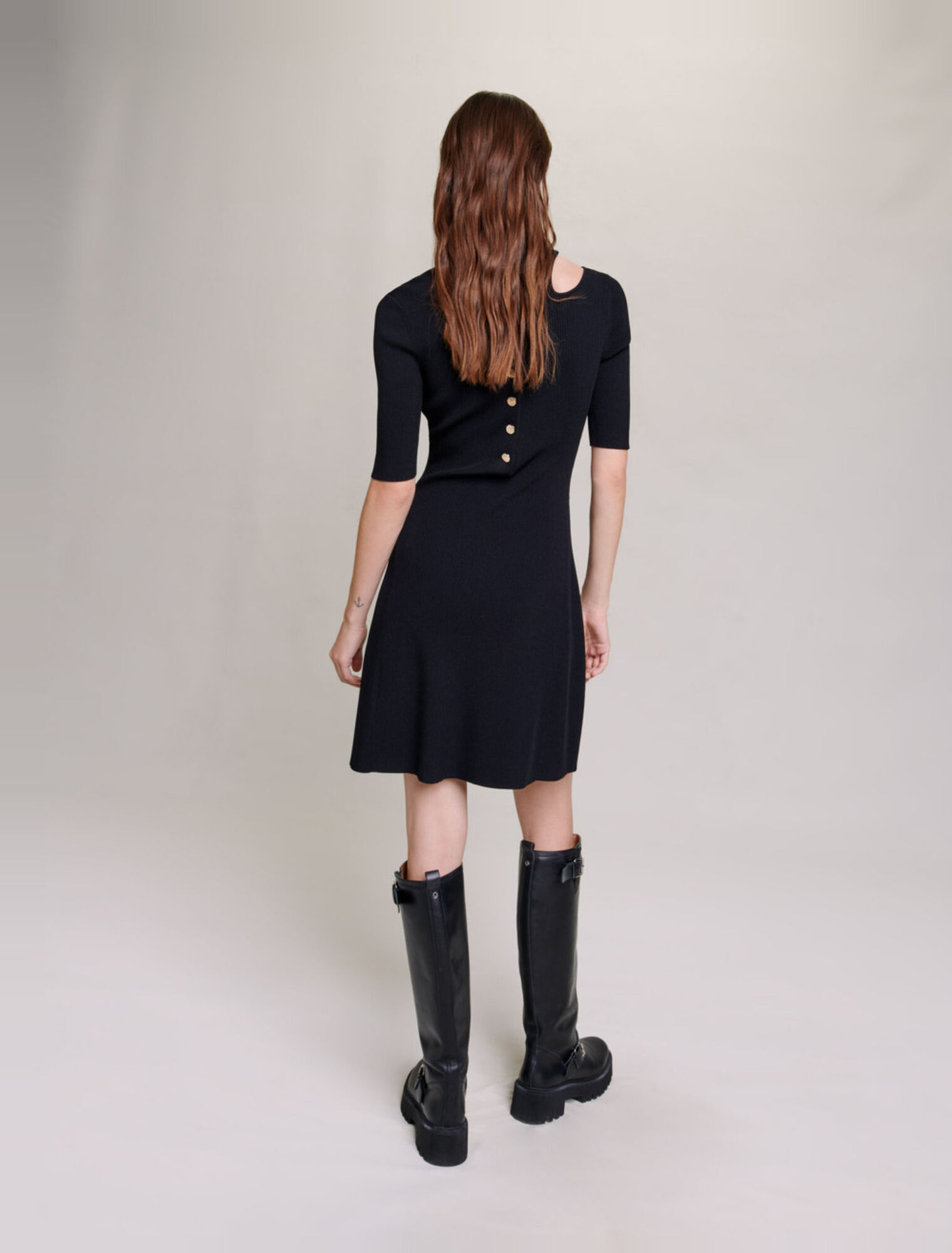 Knit dress with cut-out at the shoulder