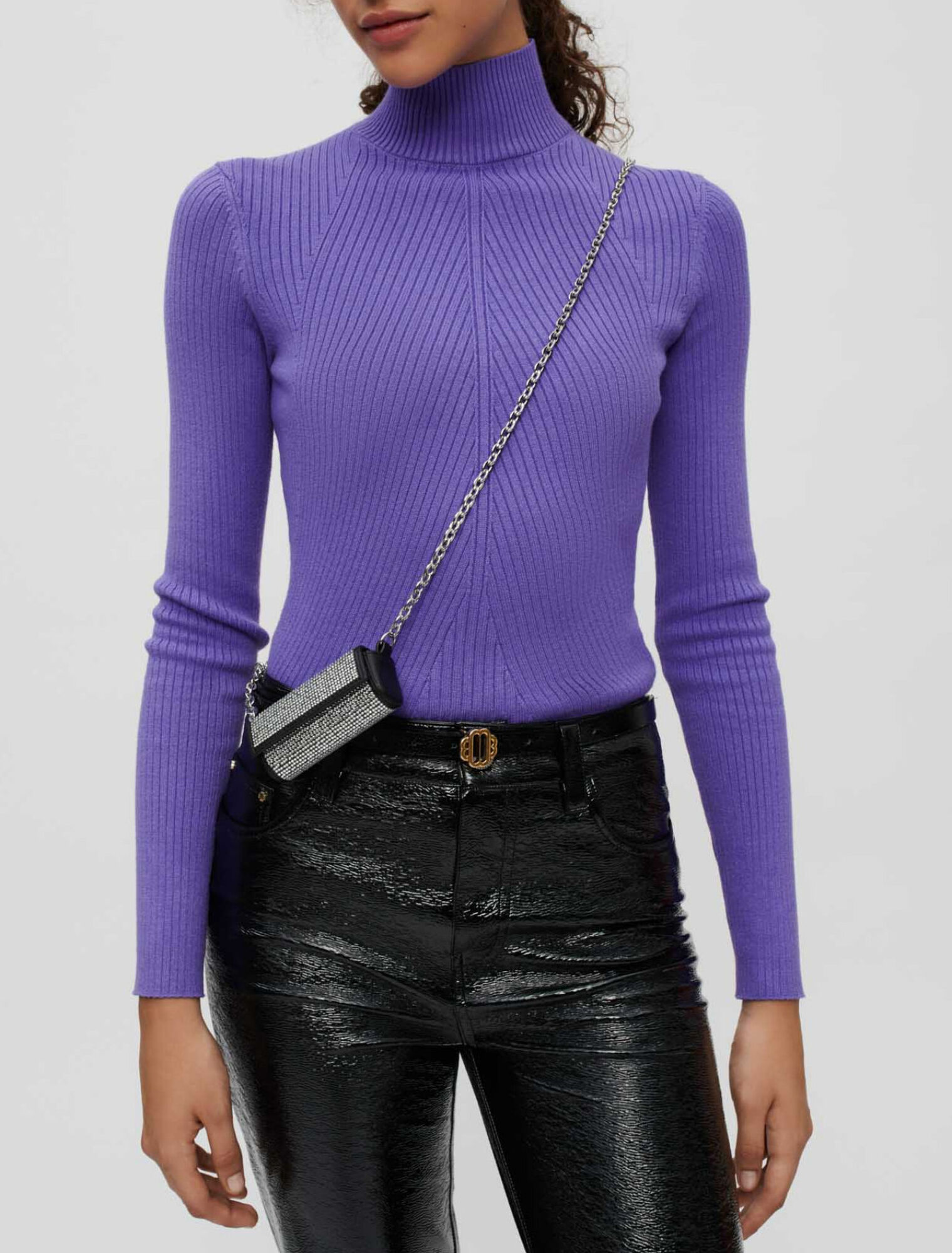 Close-fitting mock-neck jumper