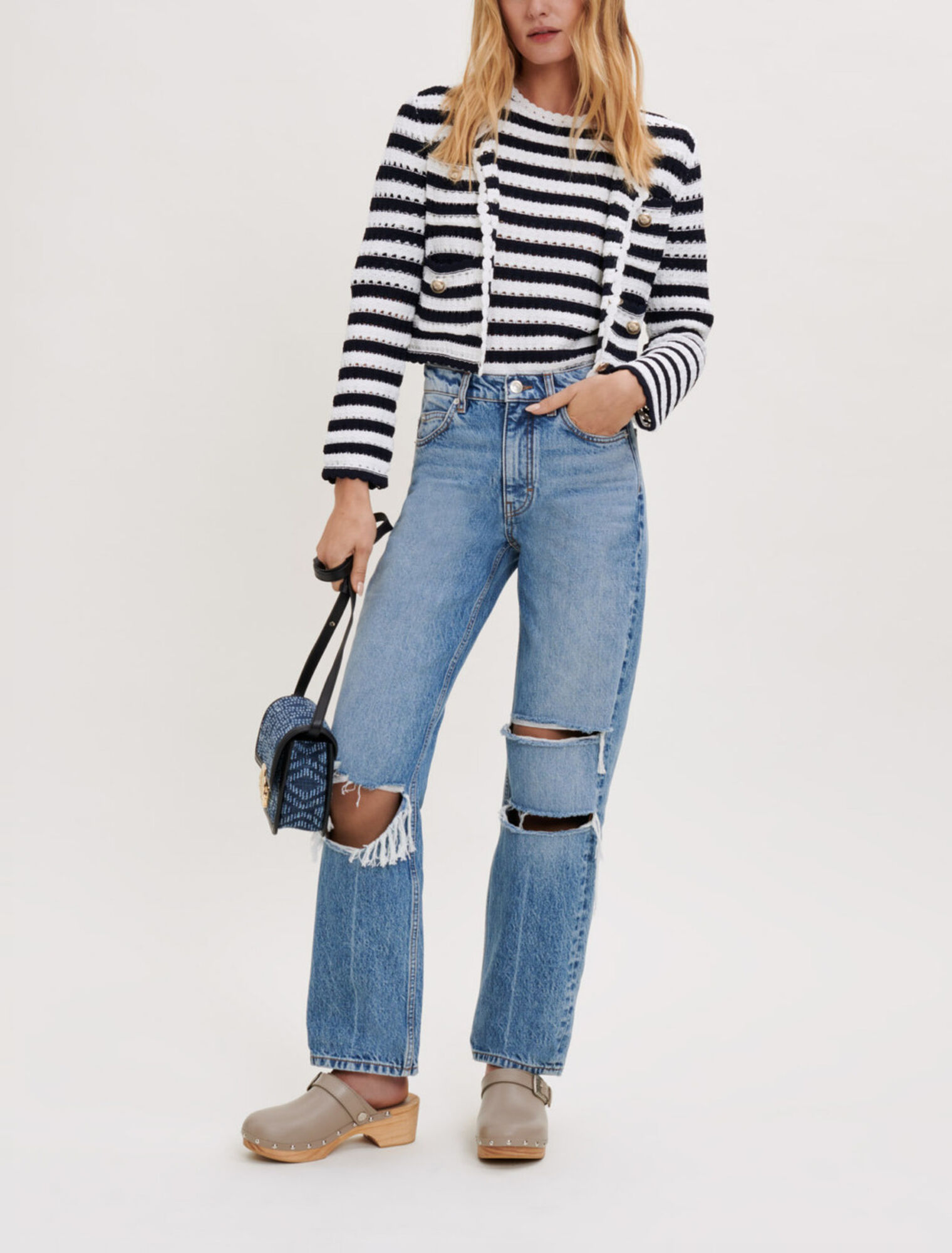 Loose-fitting ripped jeans