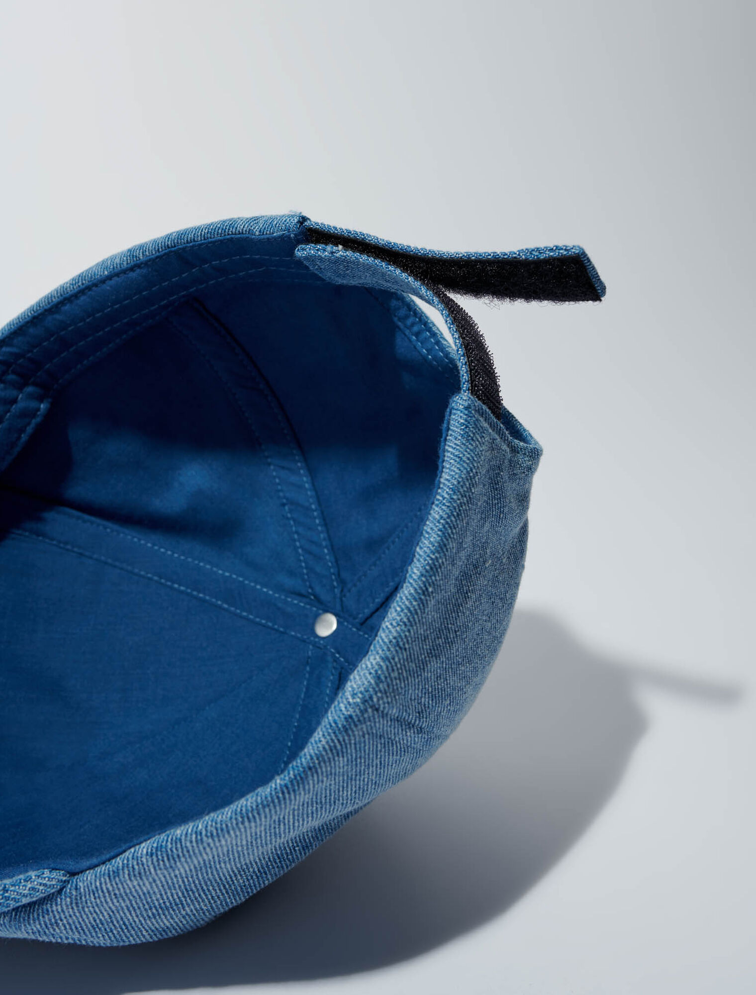 Denim cap with clover logo