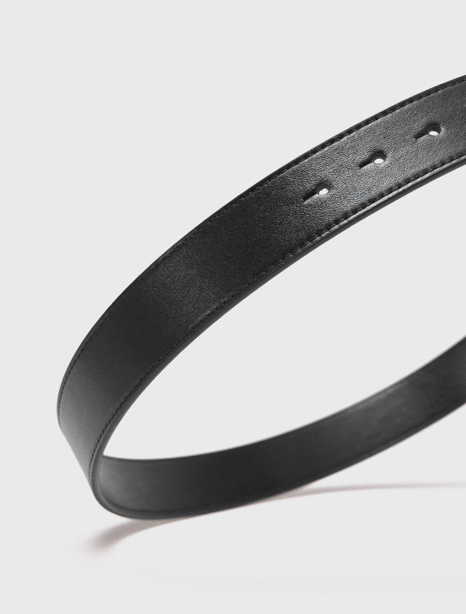 Leather belt with oval buckle