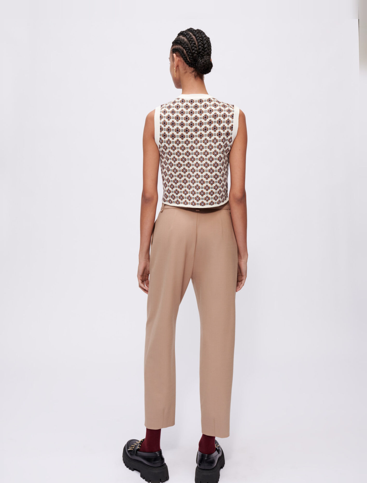 Contrasting jacquard sleeveless jumper