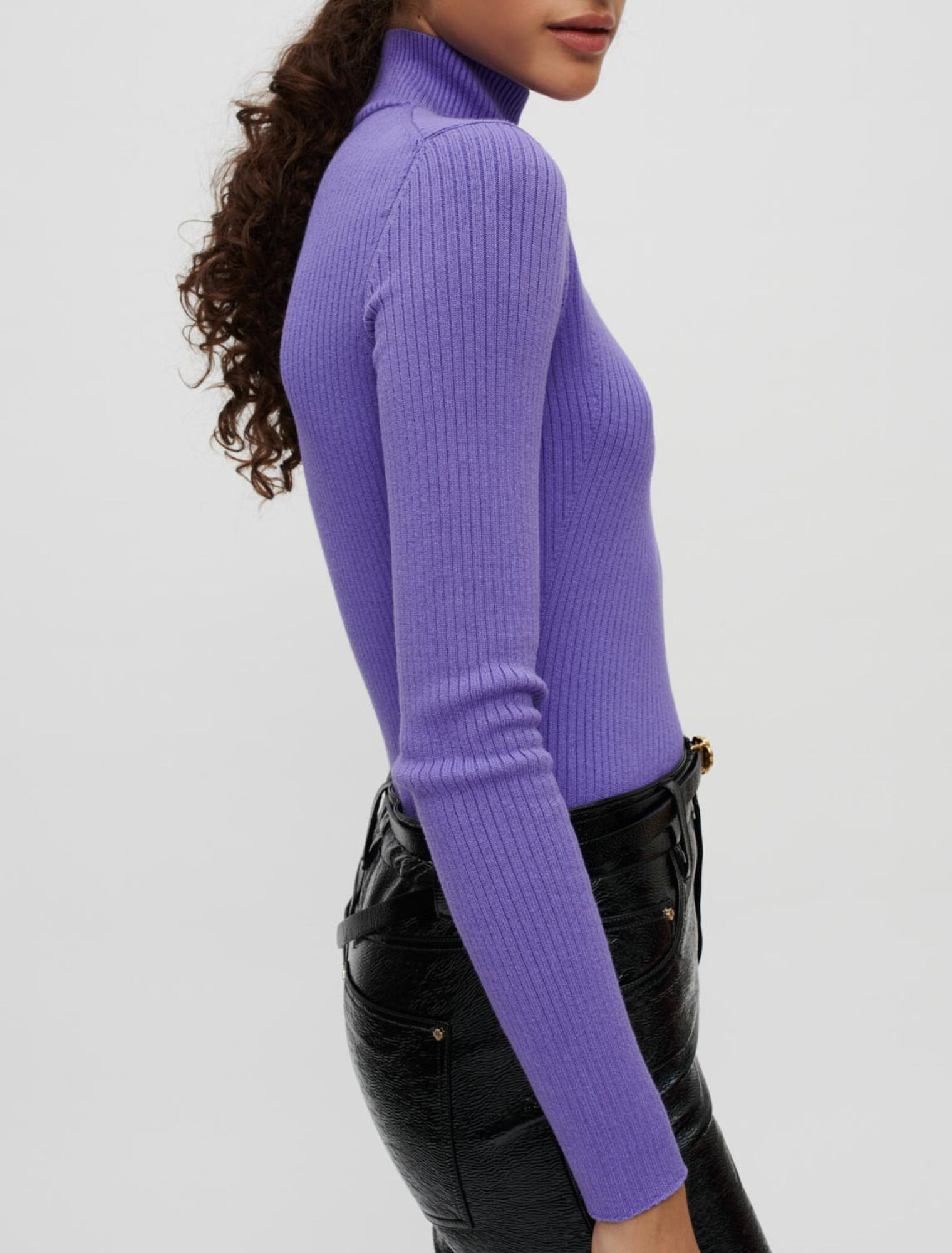 Close-fitting mock-neck jumper