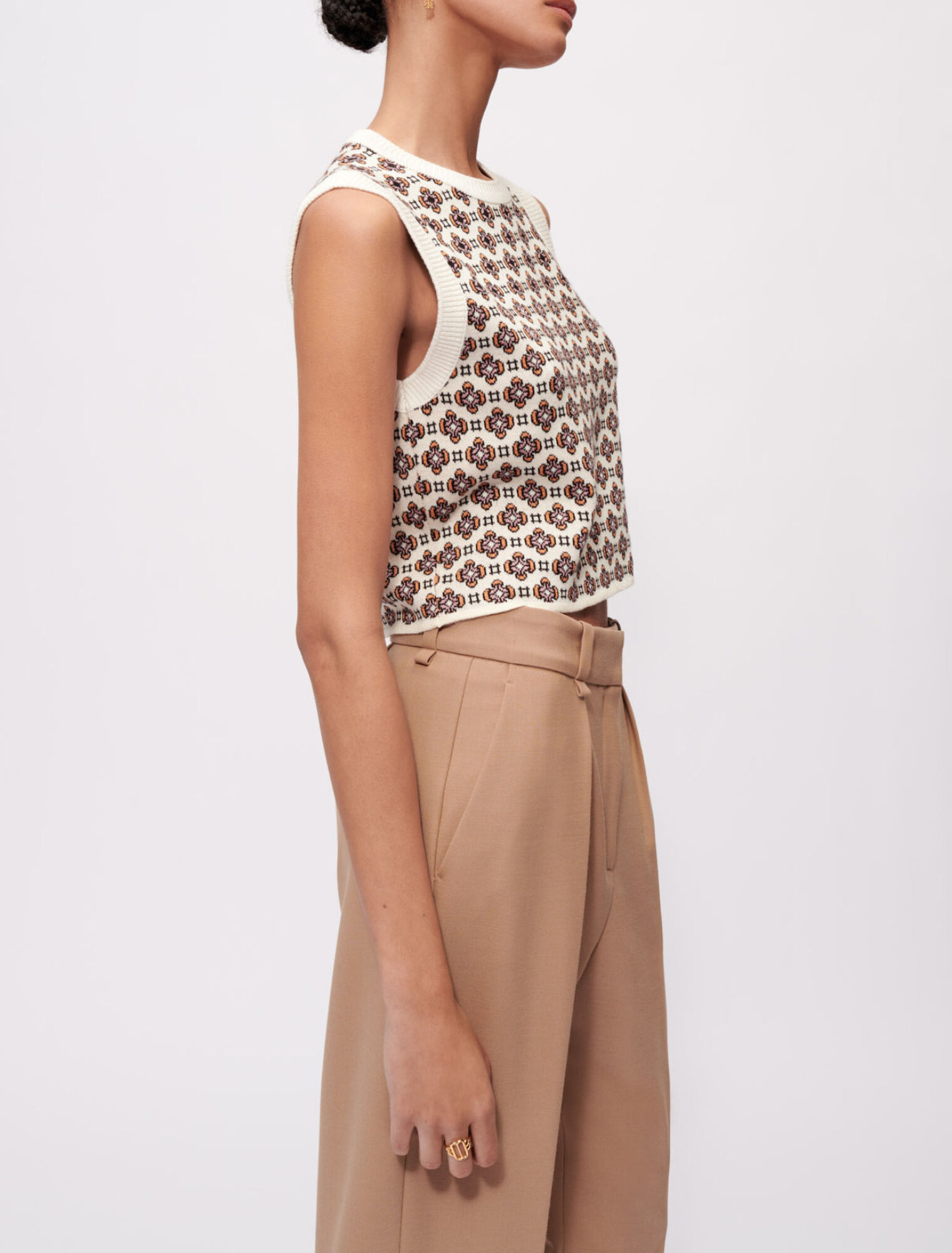 Contrasting jacquard sleeveless jumper