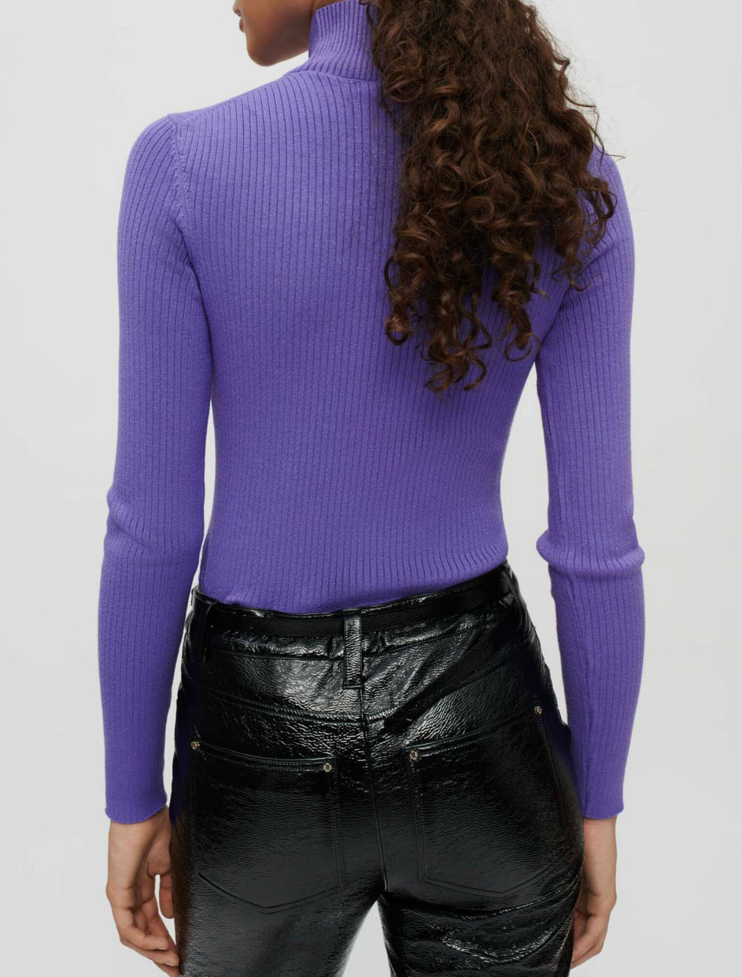 Close-fitting mock-neck jumper