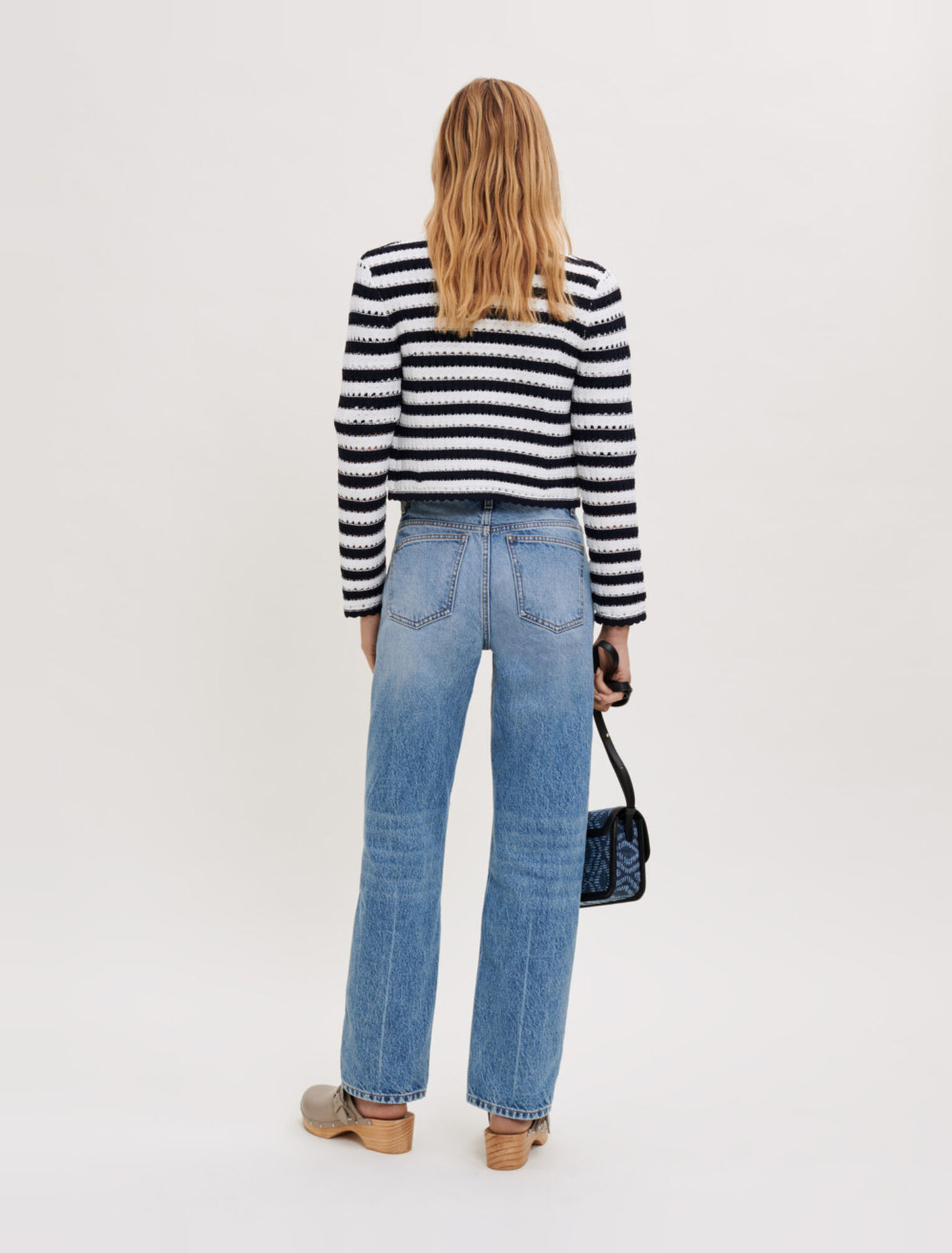 Loose-fitting ripped jeans