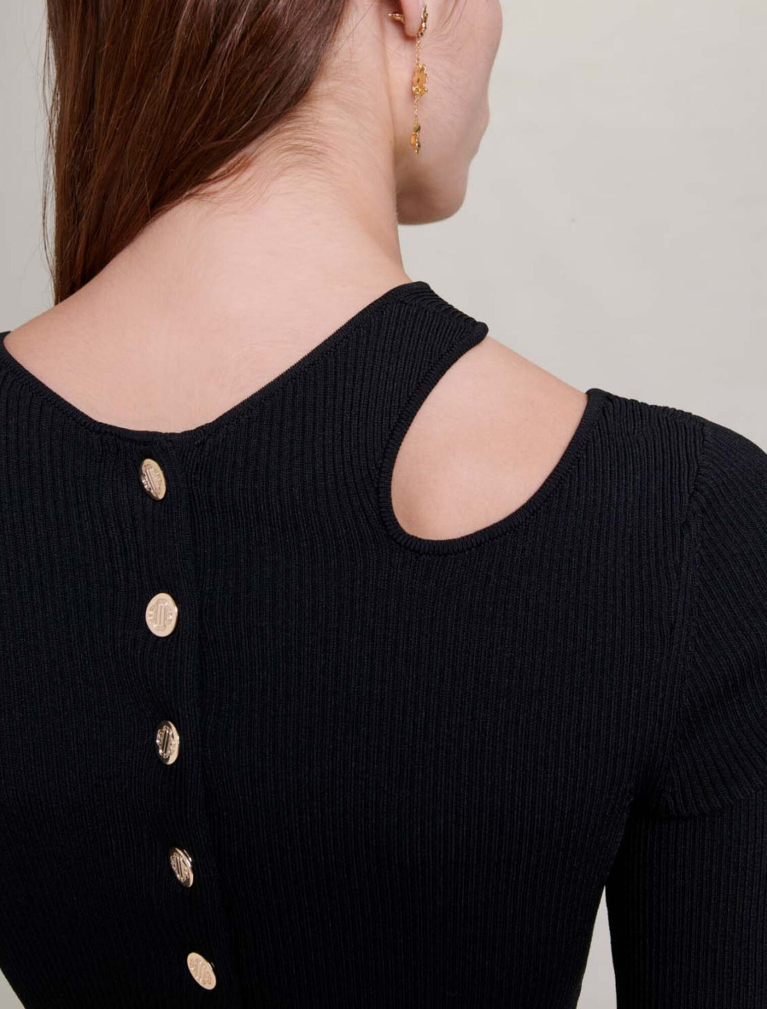 Knit dress with cut-out at the shoulder