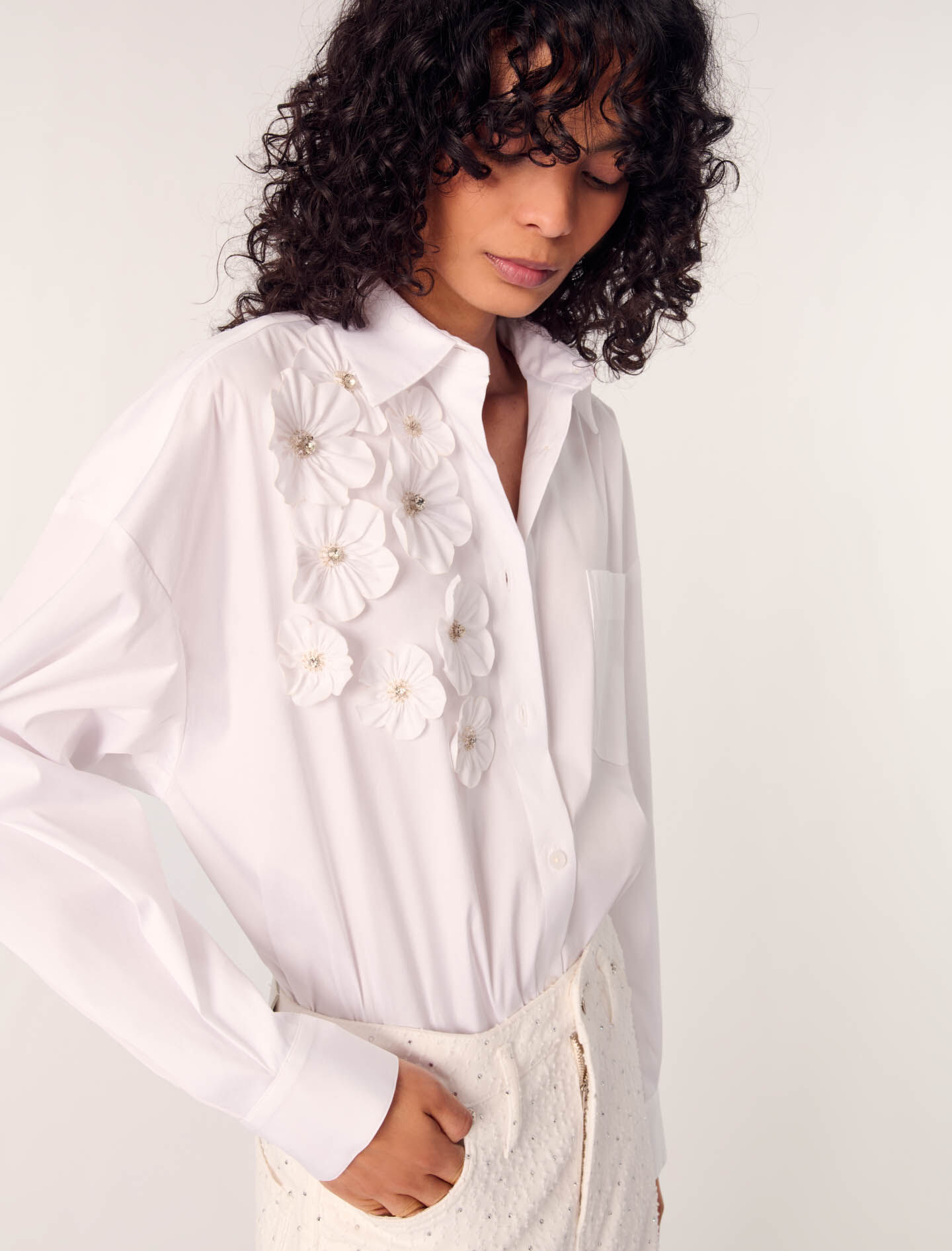 Long shirt with embroidered flowers - Short sleeves | Maje