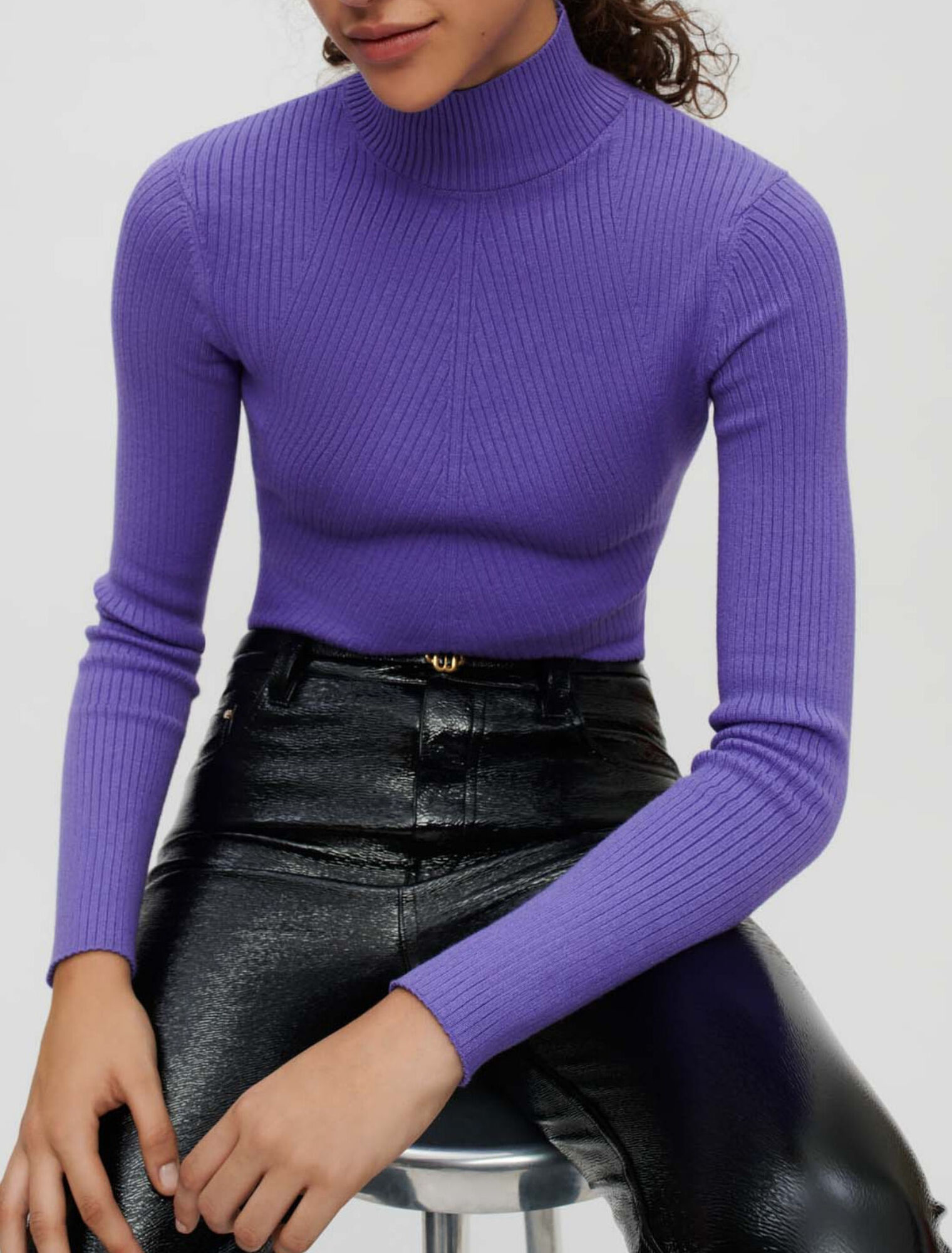 Close-fitting mock-neck jumper