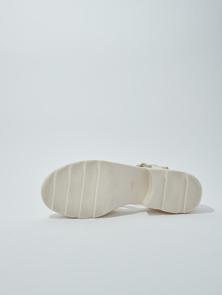 Leather sandals with tread