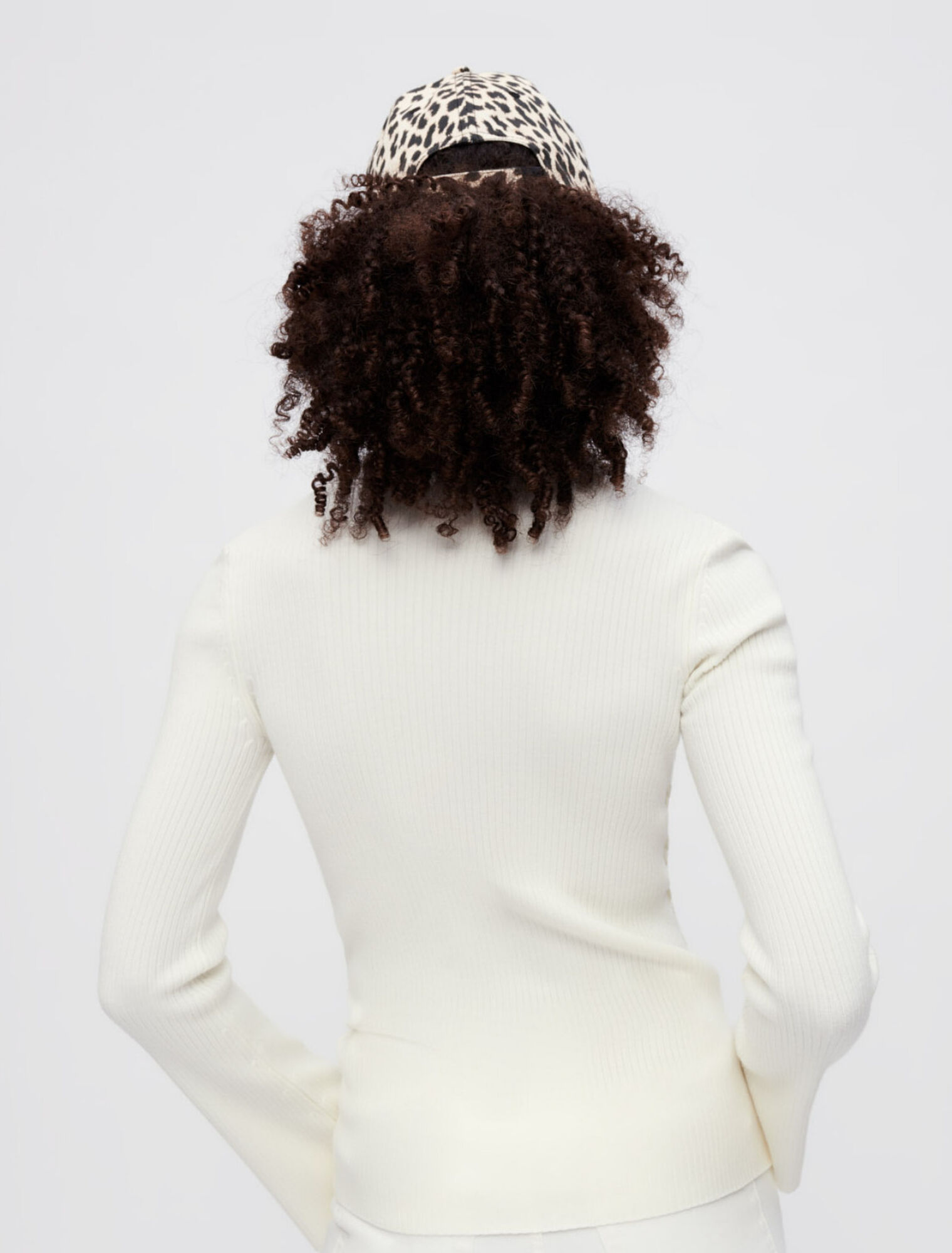 Ribbed jumper with gold metal eyelets