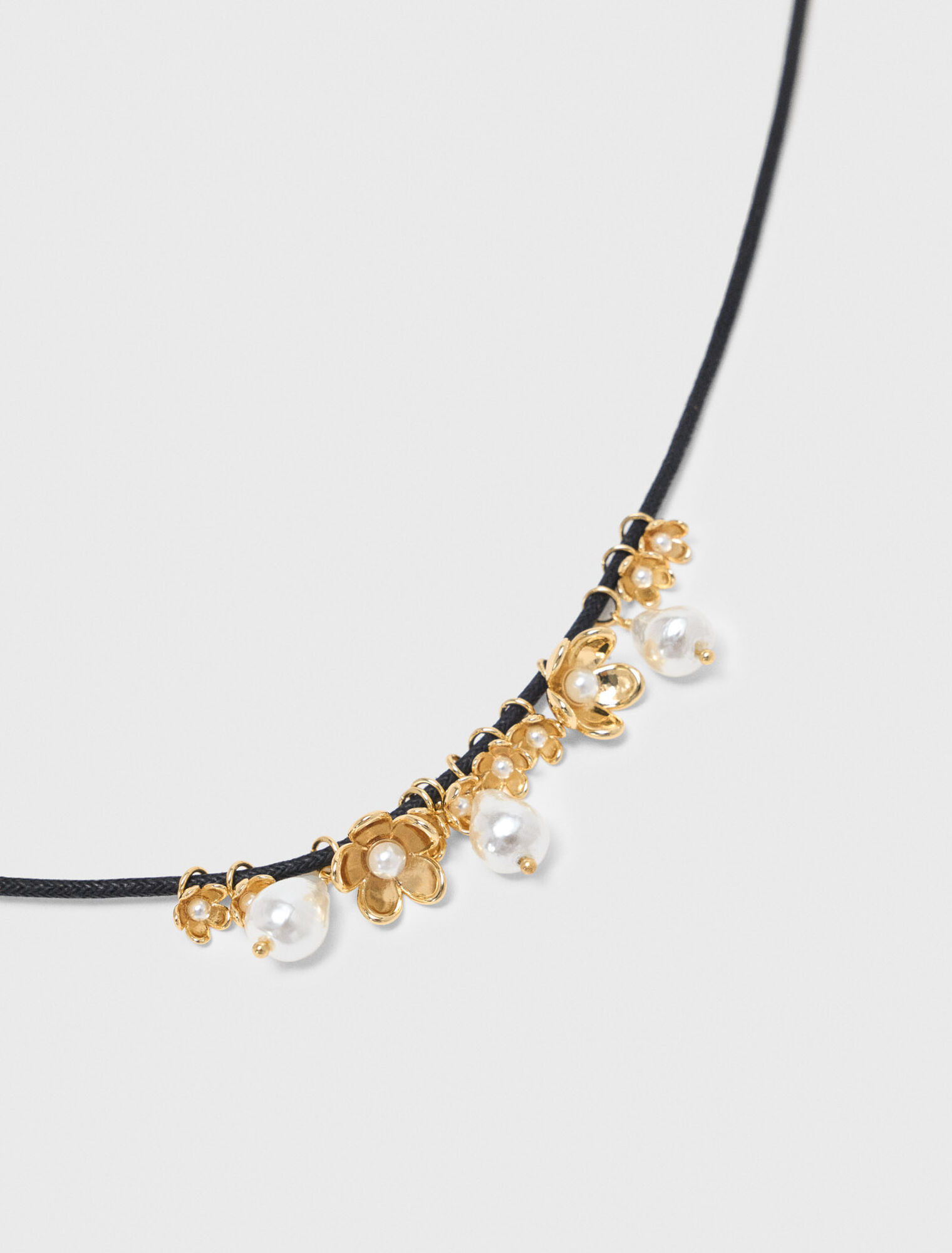 Flower detail cord necklace