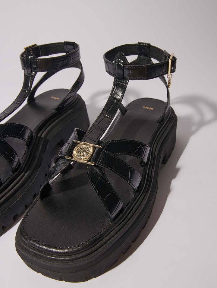 Flat sandals with tread