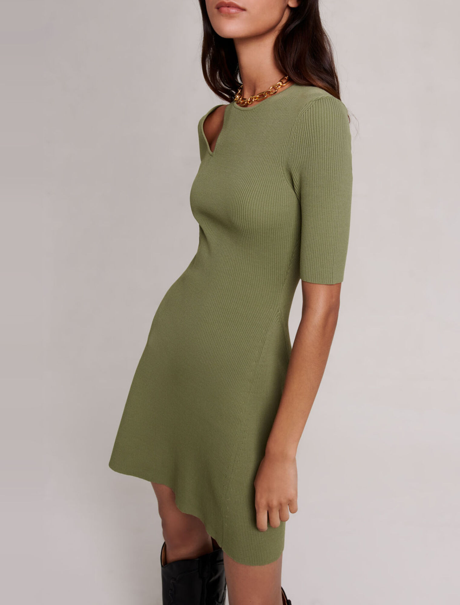 Knit dress with cut-out at the shoulder
