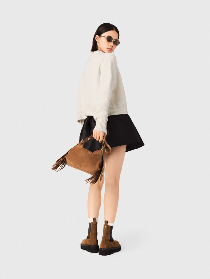 Jumper with floral brooch