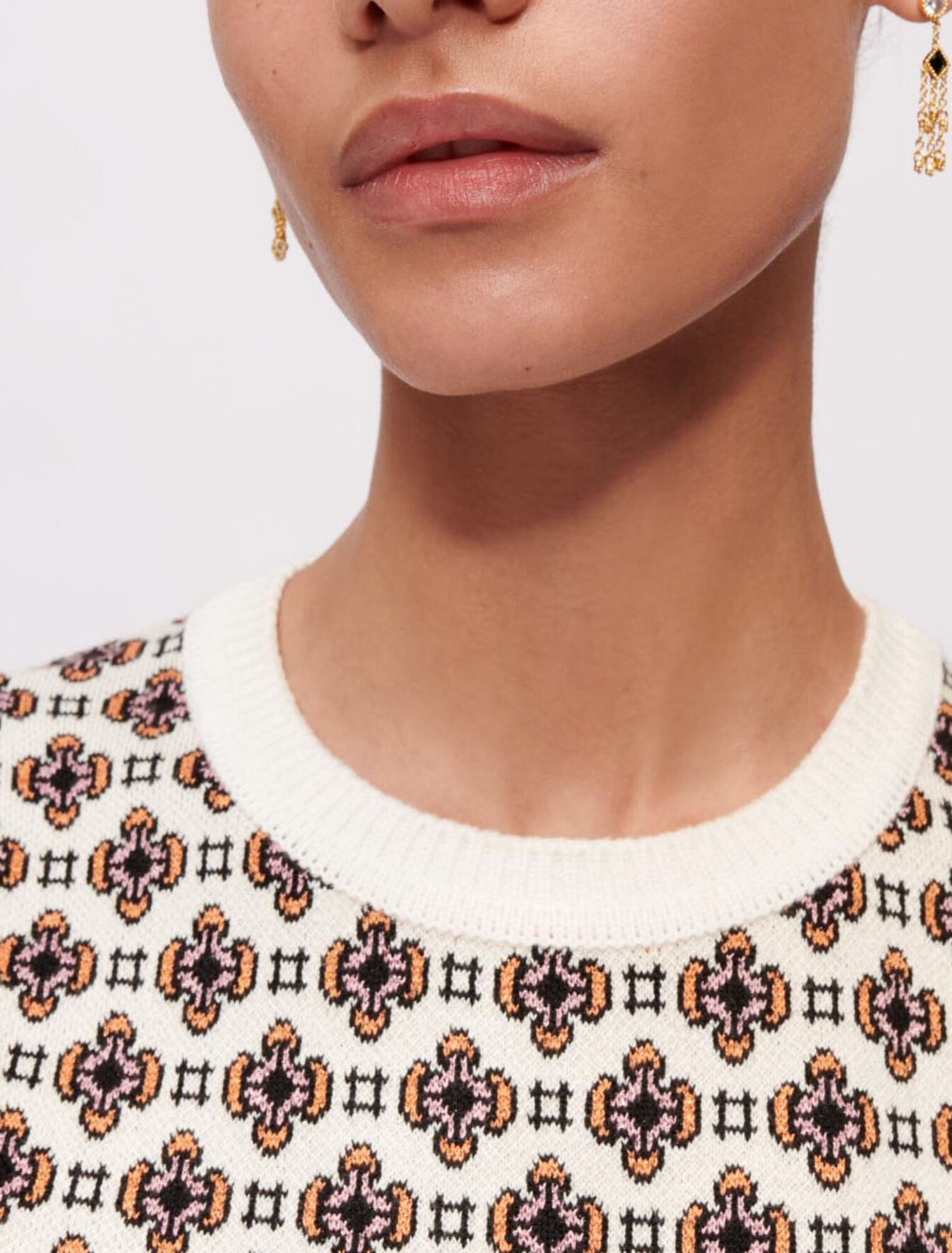 Contrasting jacquard sleeveless jumper
