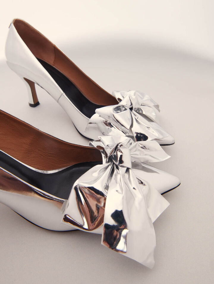 Leather pumps with bow detail