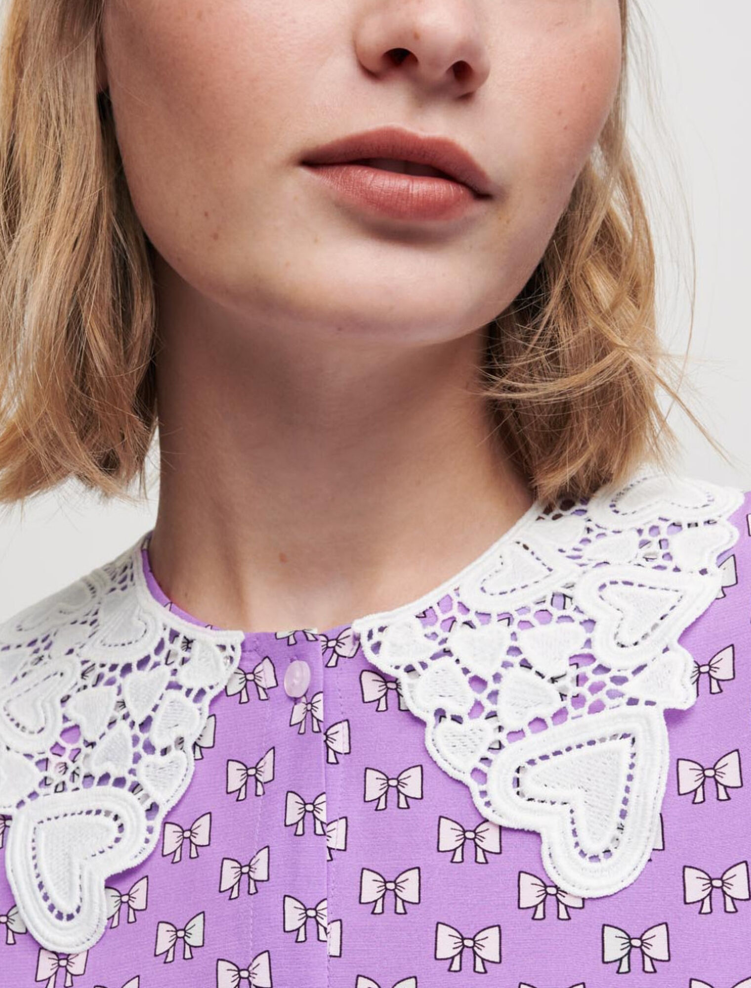 Bow print shirt with guipure collar