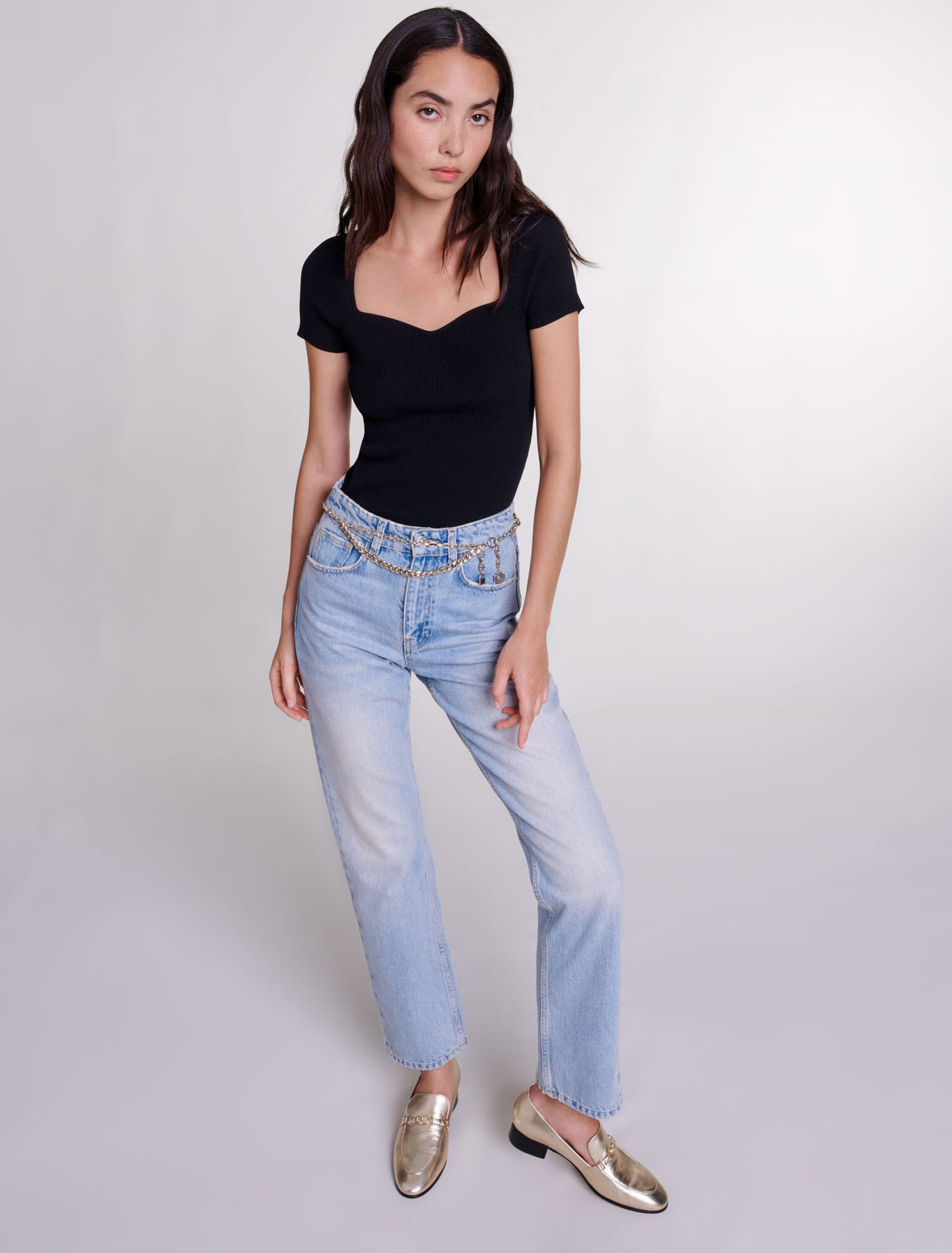 Straight jeans with jewellery belt