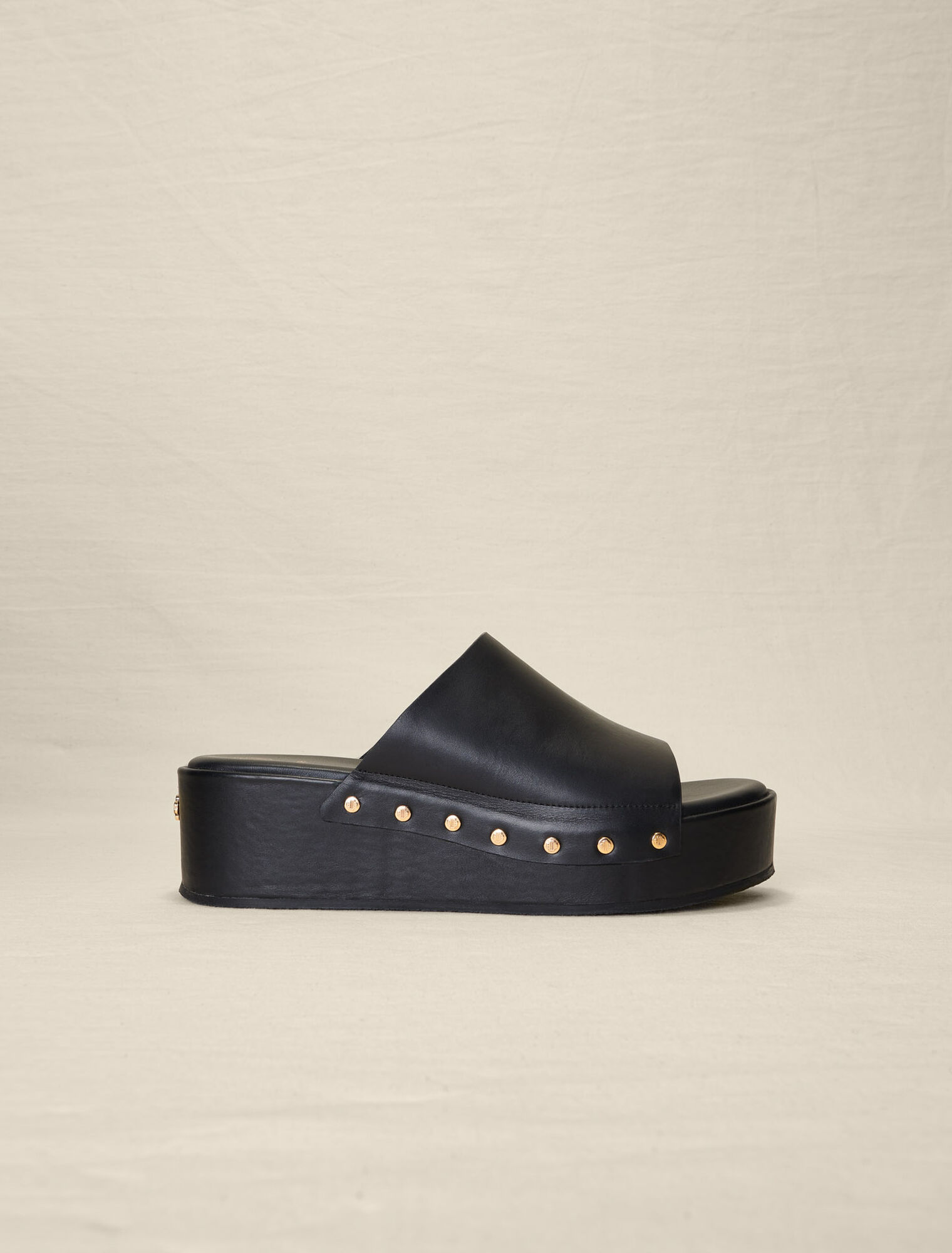 Wedge sandals with rivets