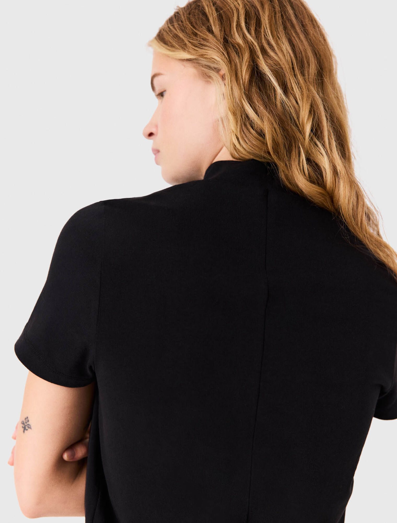 T-shirt with back zip