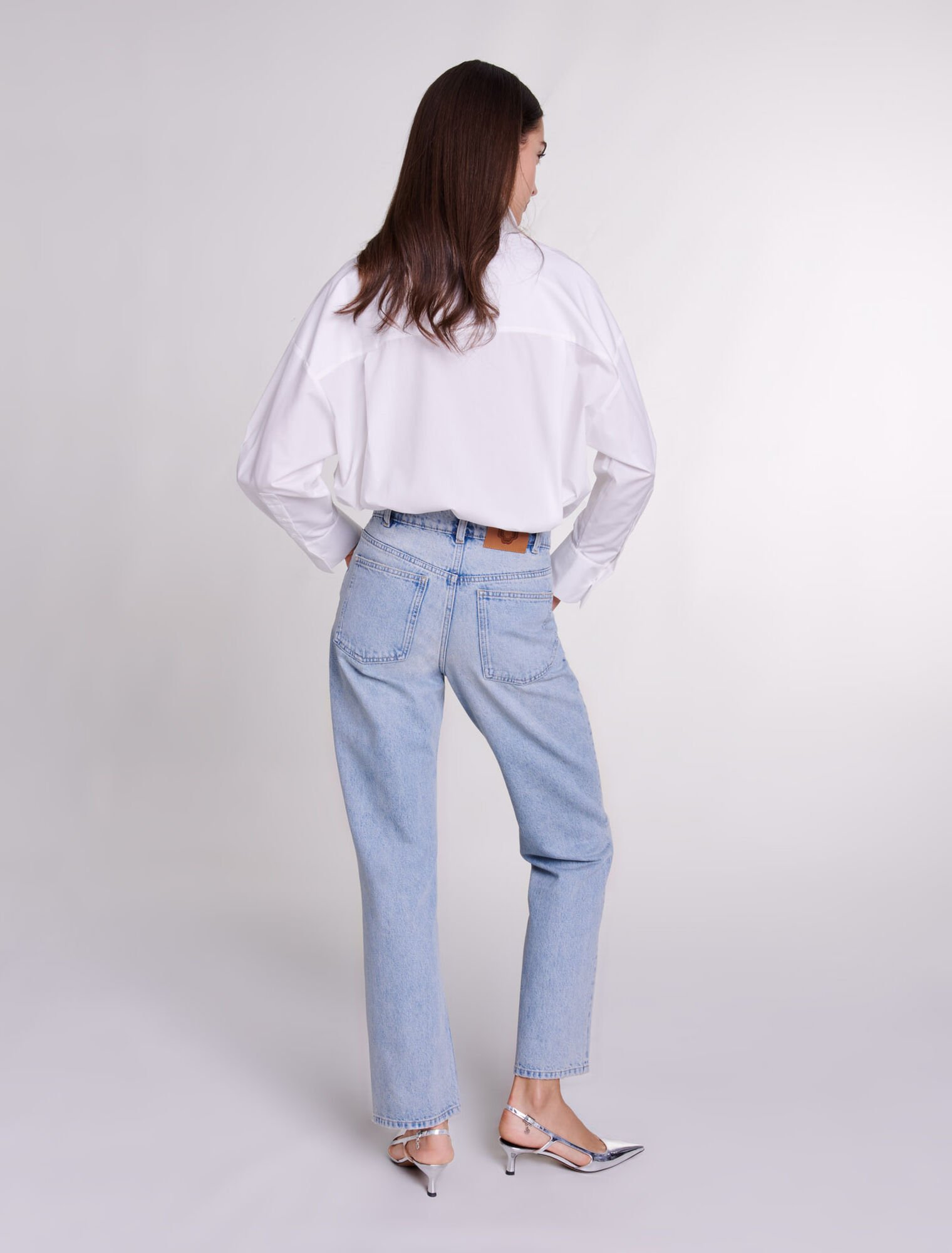 Straight jeans with jewellery belt