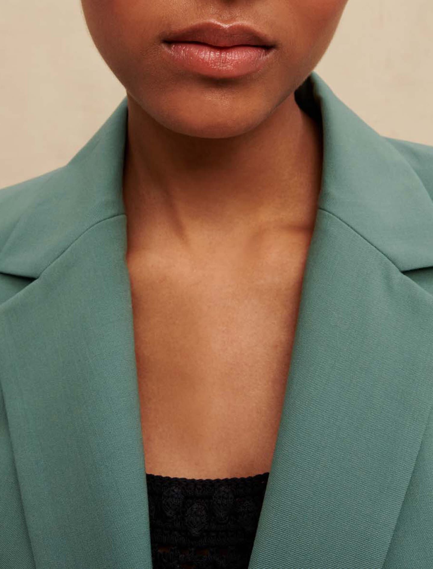 Tailored jacket with chain belt - Offline_Blazers-Jackets | Maje