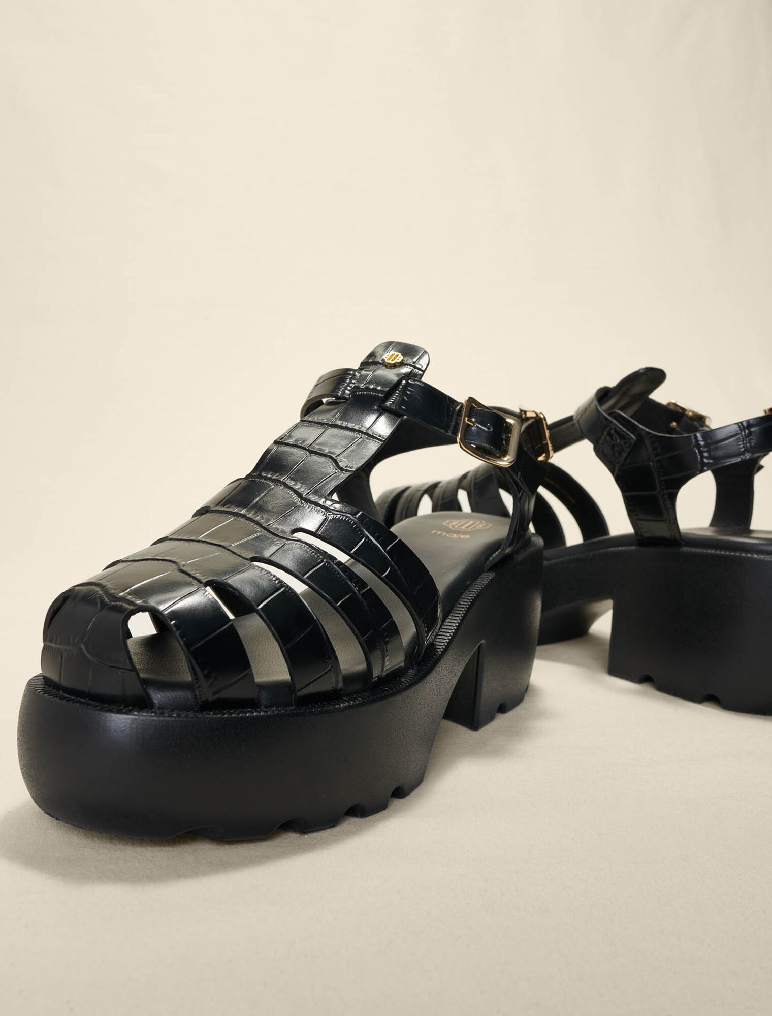 Leather sandals with tread