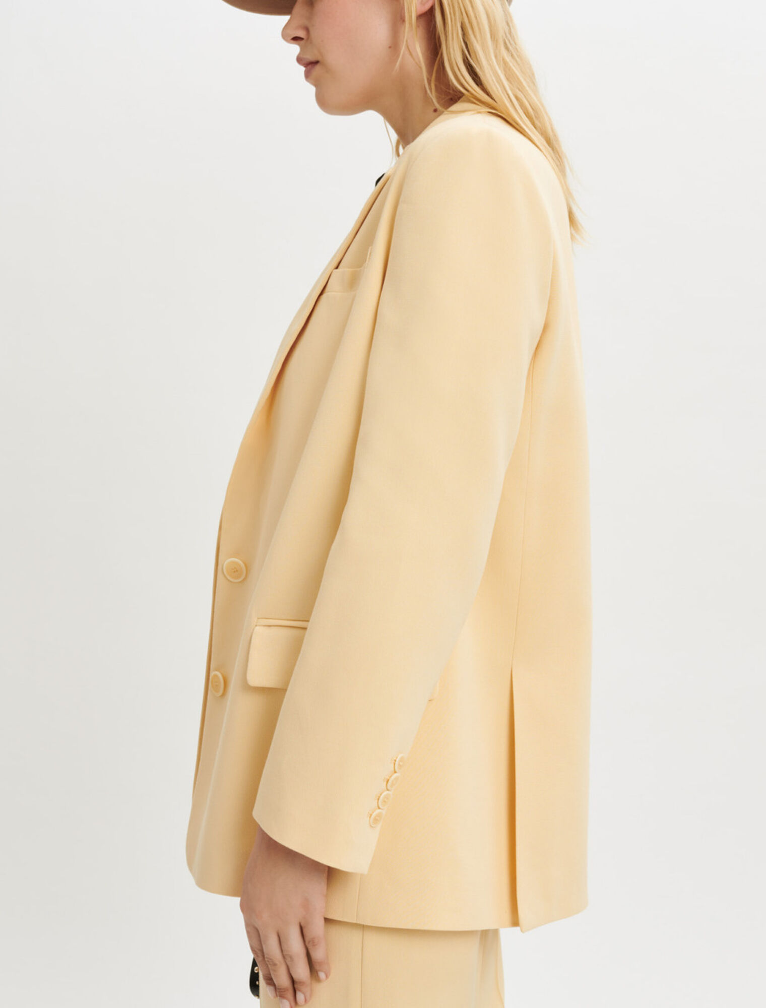 Loose-fitting suit jacket