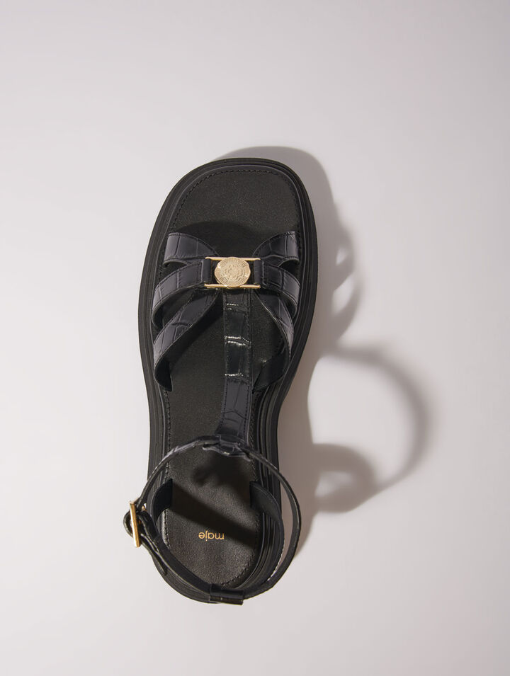 Flat sandals with tread
