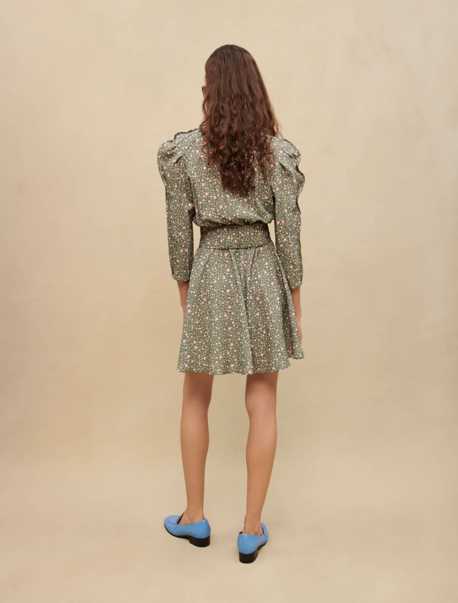 Short dress with voluminous sleeves