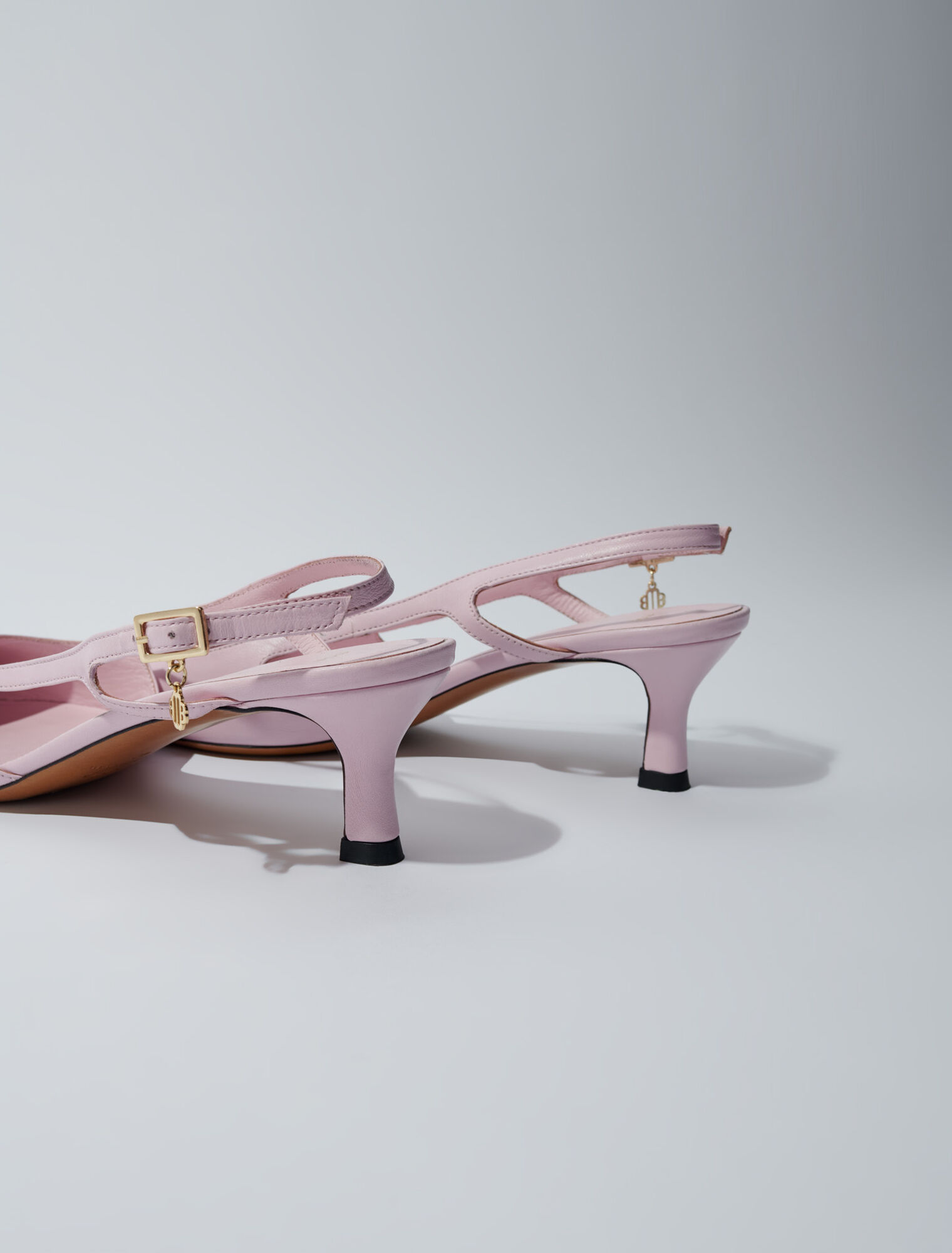 Pointed leather pumps