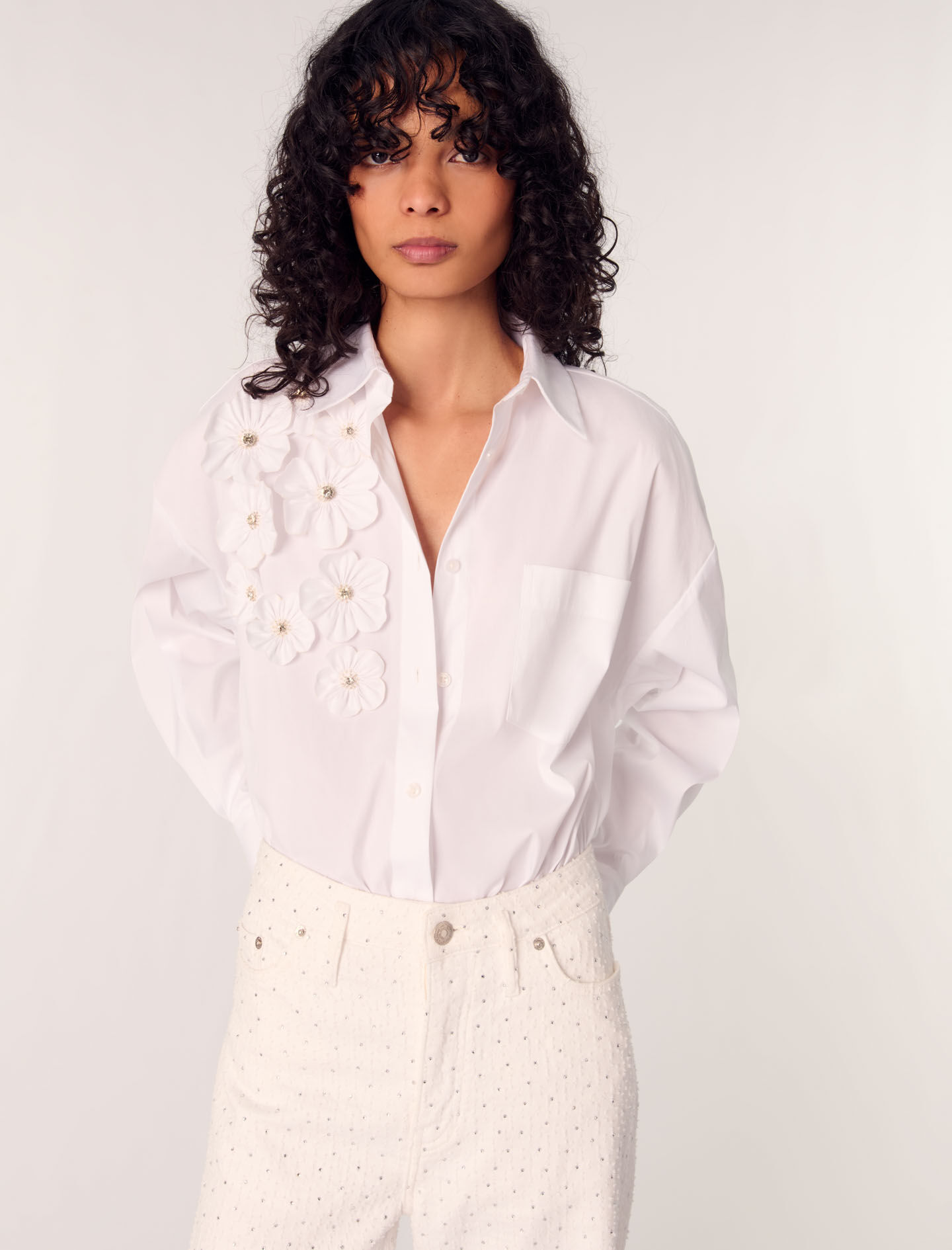 @/24/36/@ maje マージュ 刺繍 花柄 ブラウス +2 リネン 白 Long shirt with embroidered flowers - See all | Maje
