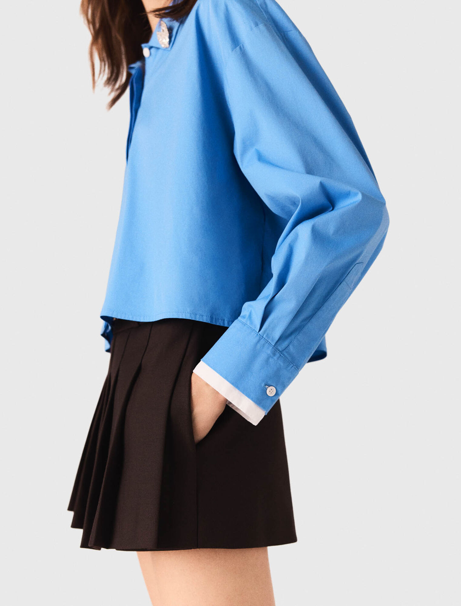 Shirt with removable jewellery