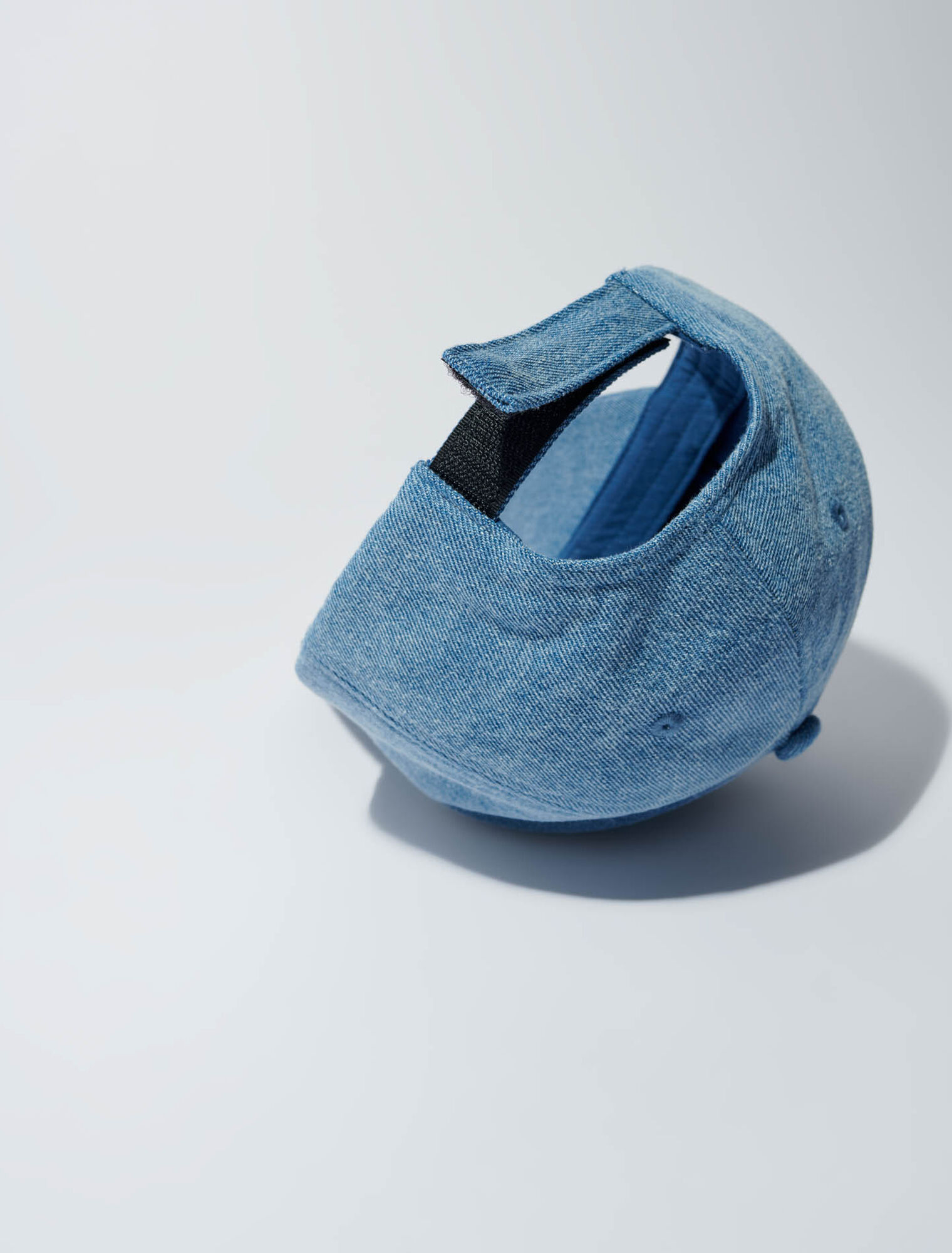 Denim cap with clover logo