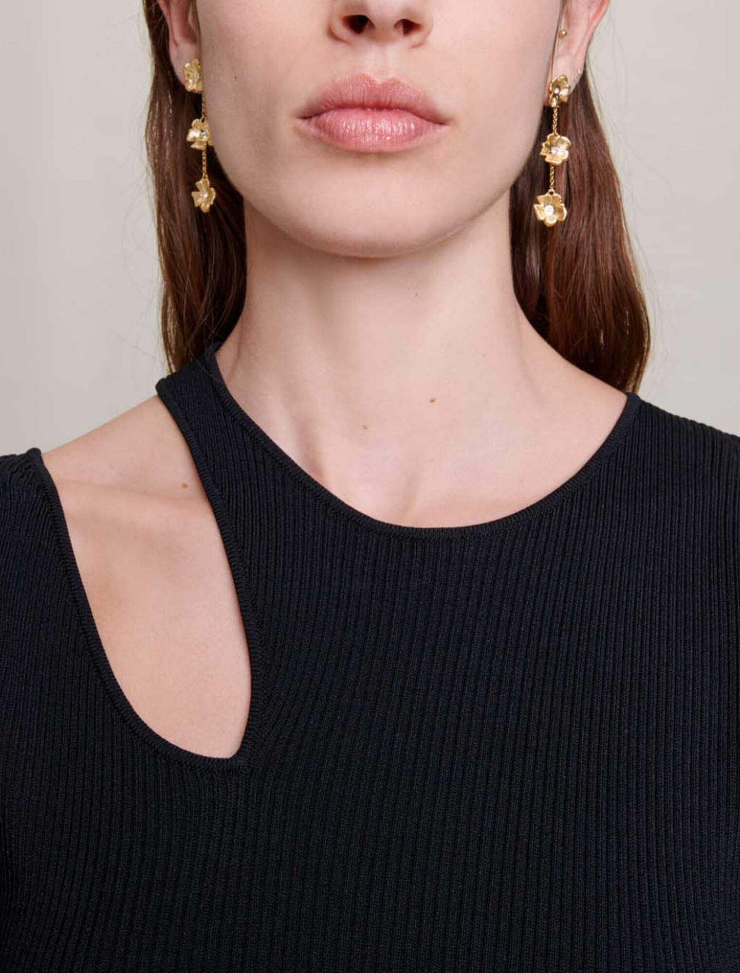 Knit dress with cut-out at the shoulder