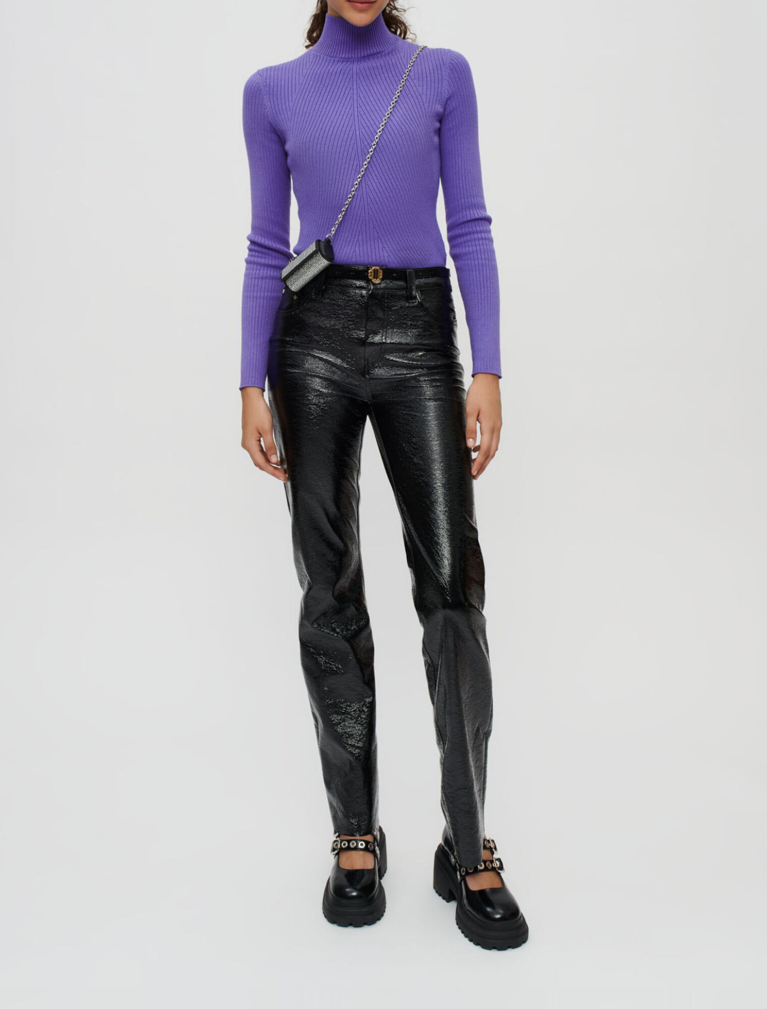 Close-fitting mock-neck jumper