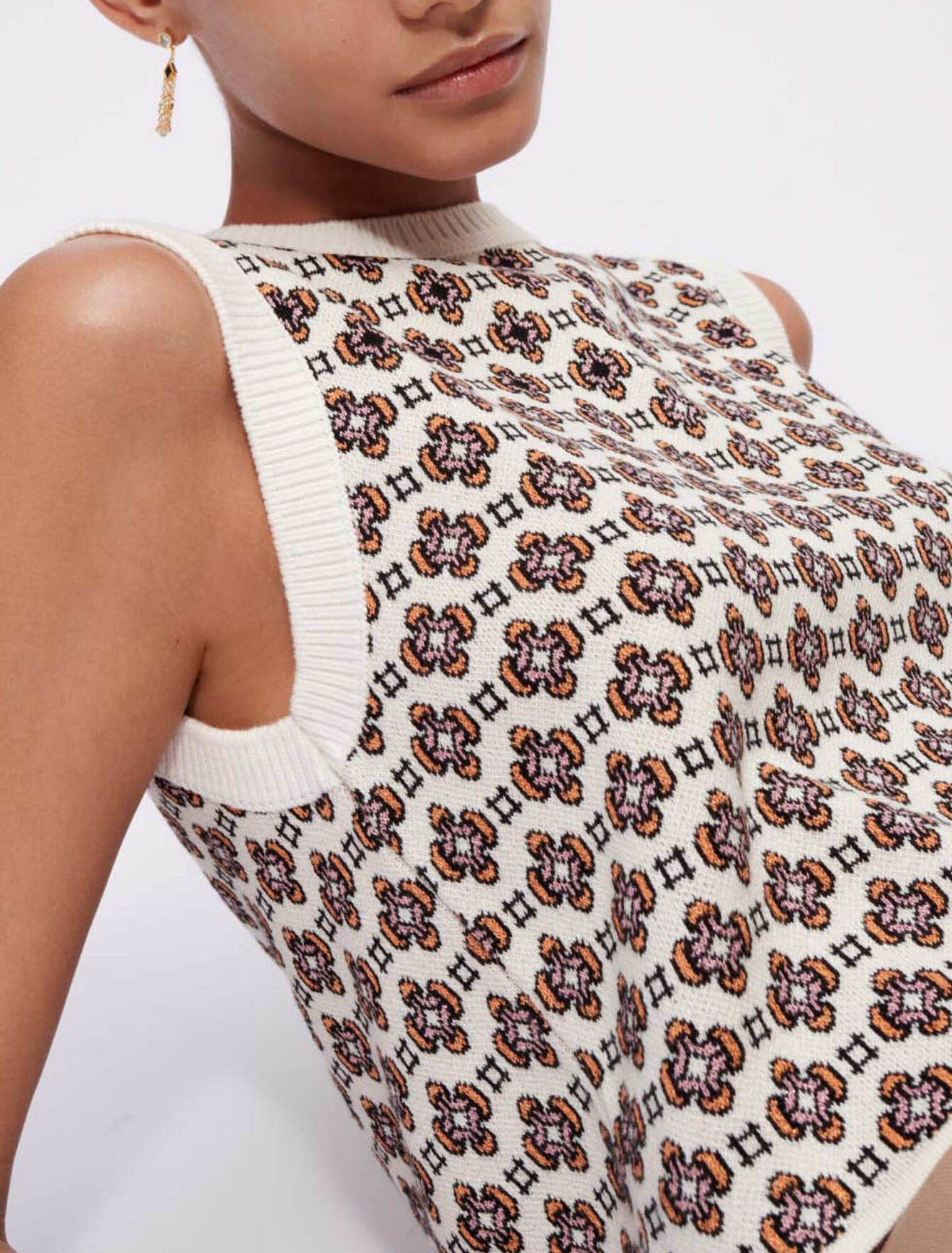 Contrasting jacquard sleeveless jumper