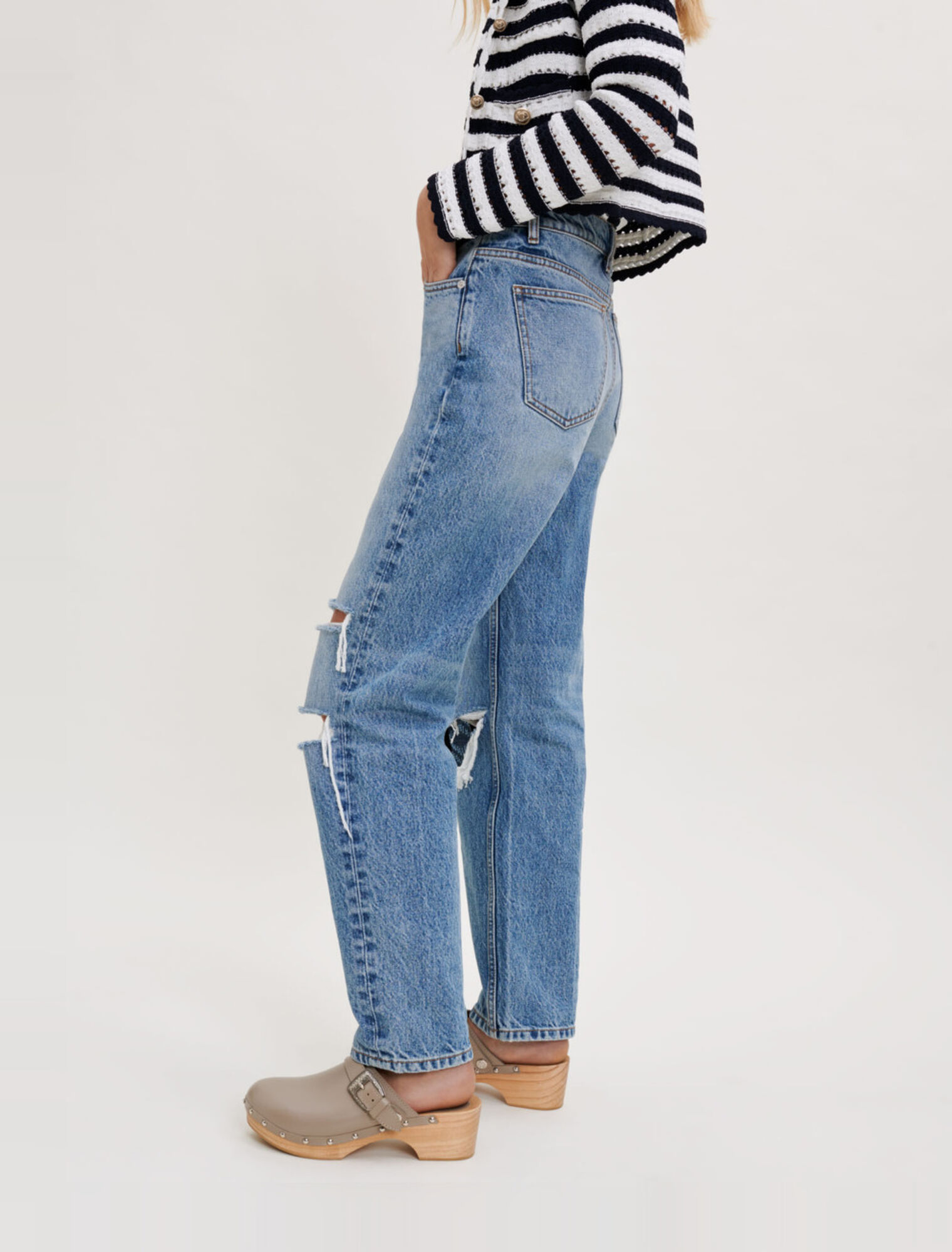 Loose-fitting ripped jeans