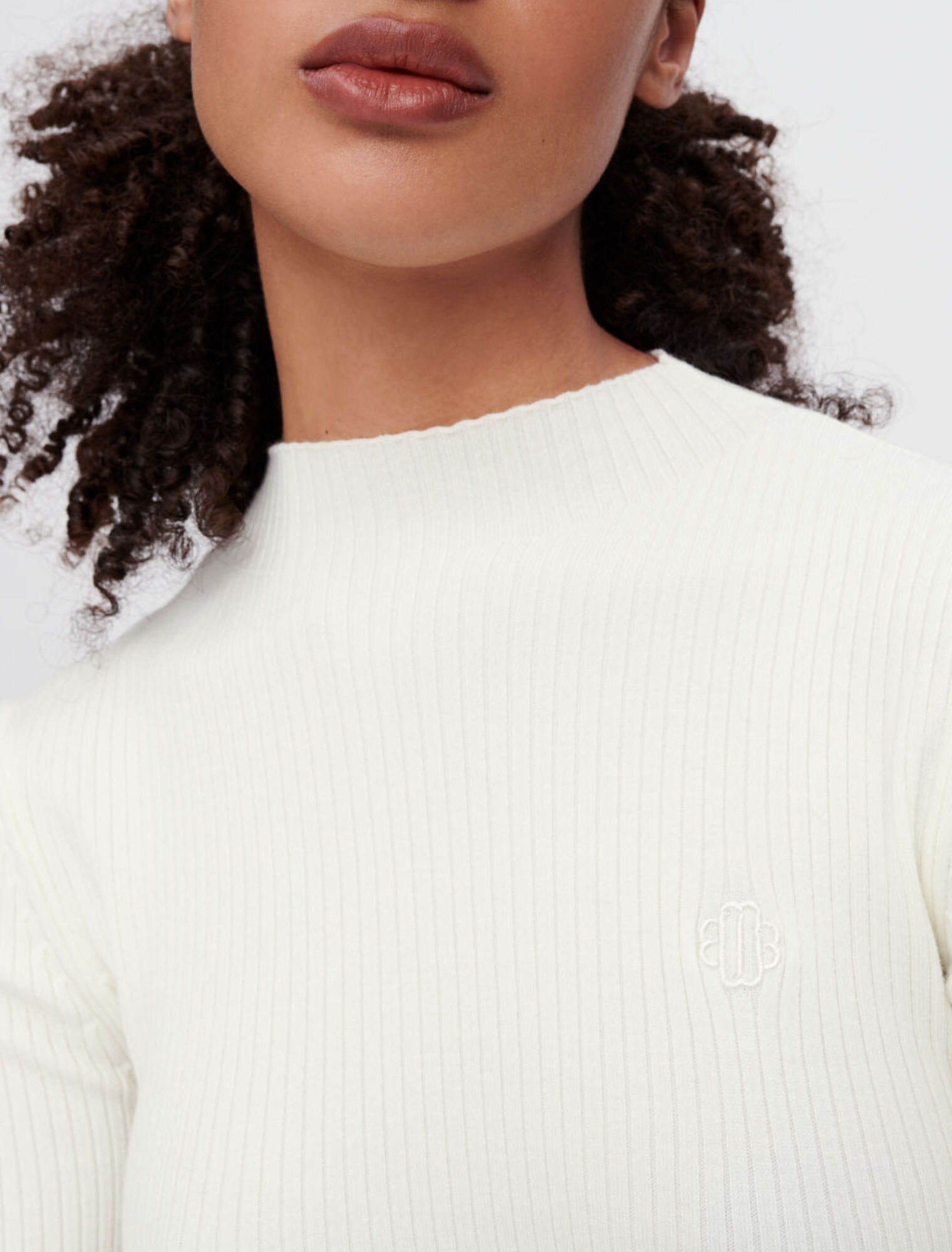 Ribbed jumper with gold metal eyelets
