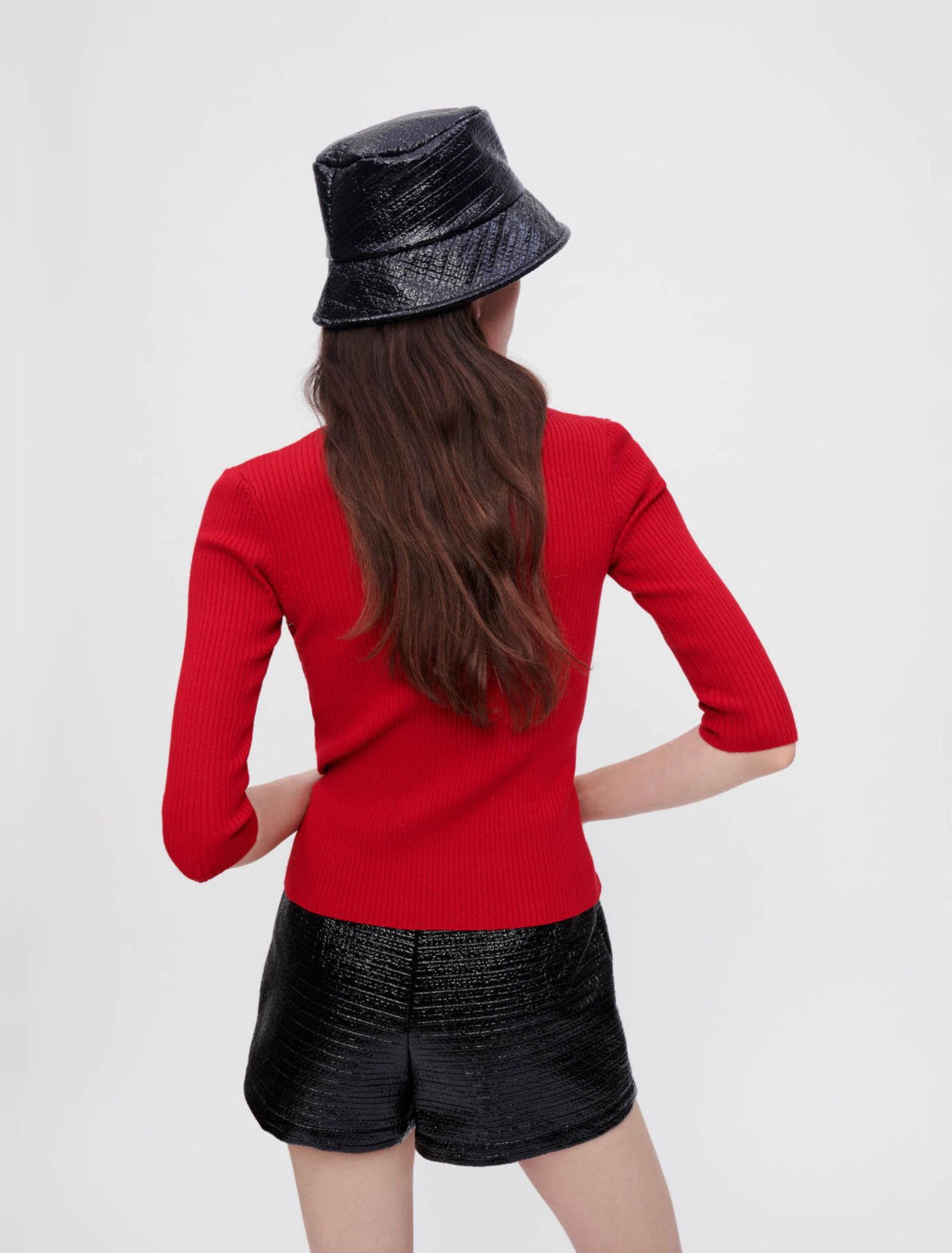 Close-fitting sweater with eyelets