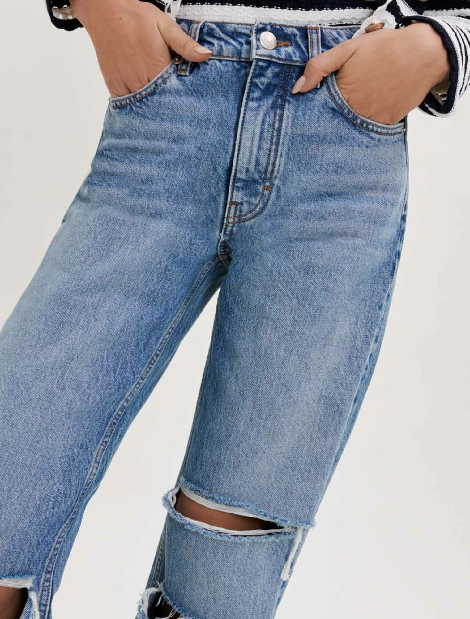 Loose-fitting ripped jeans