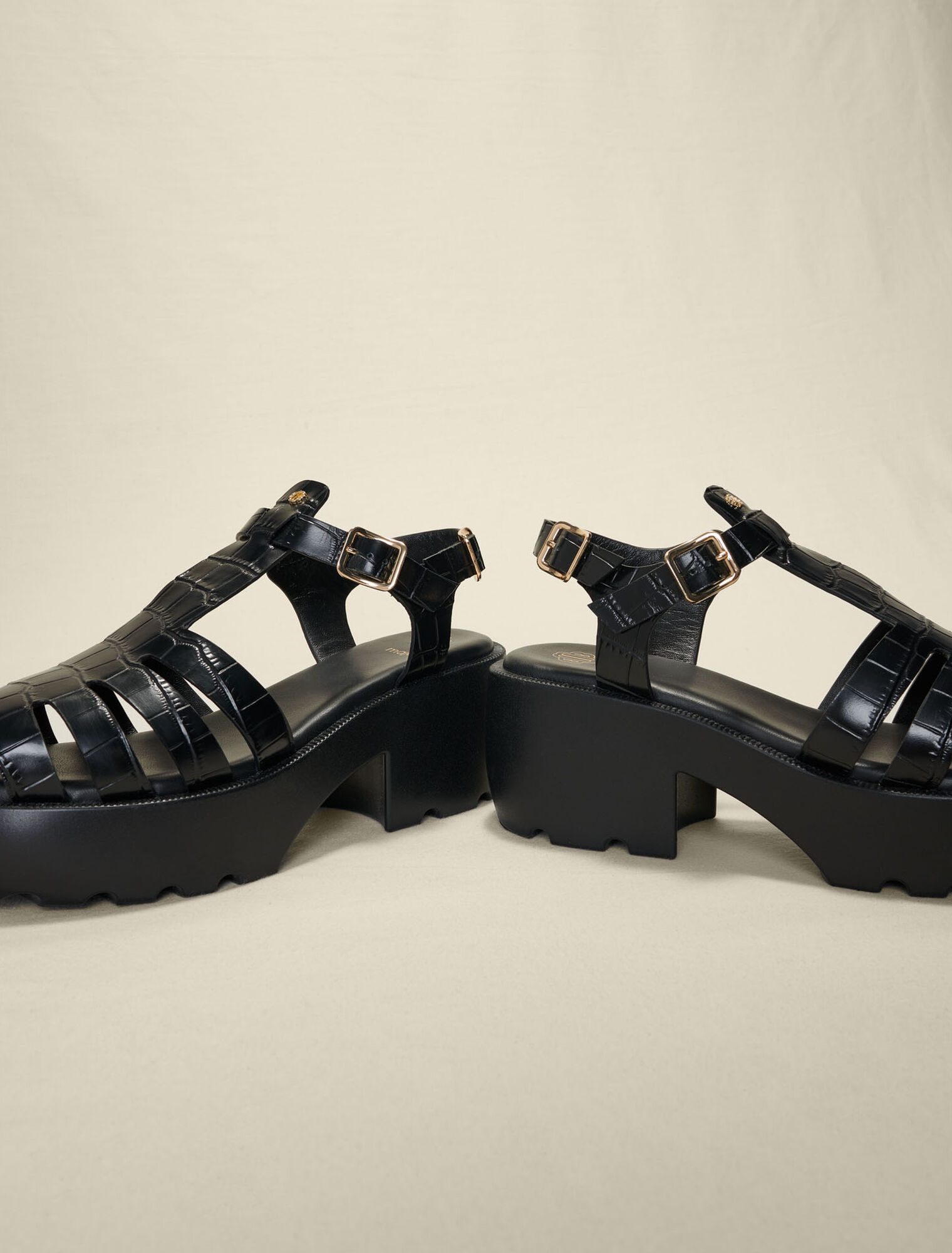 Leather sandals with tread