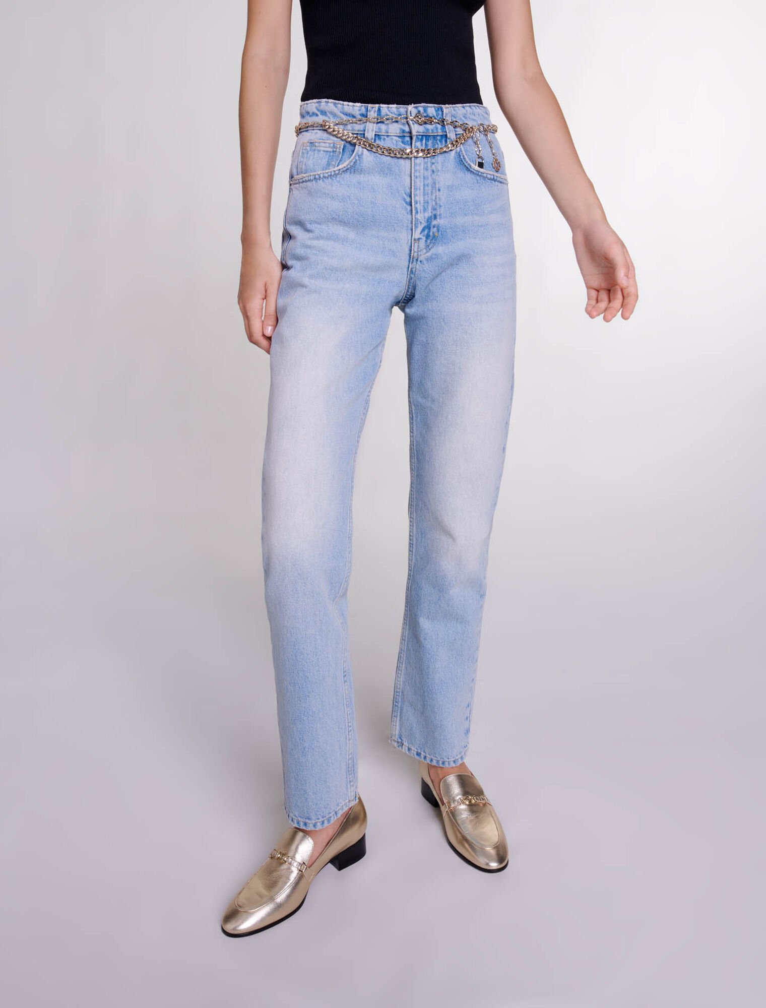 Straight jeans with jewellery belt