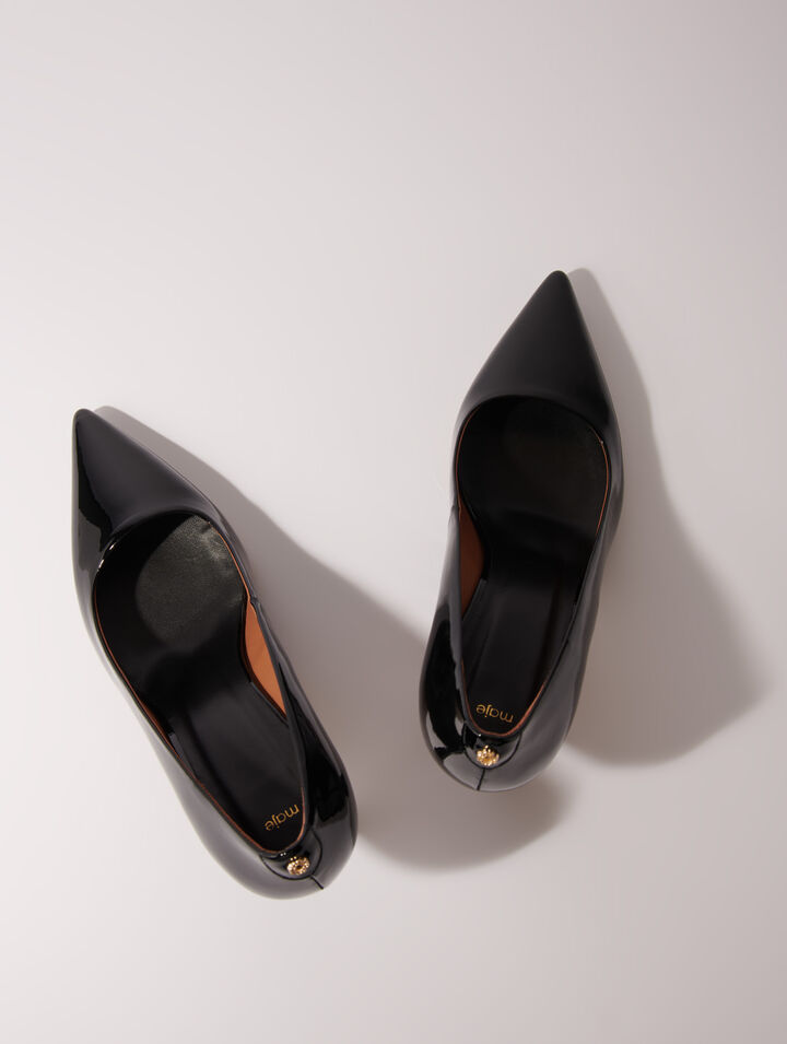 Leather pumps with pointed toes