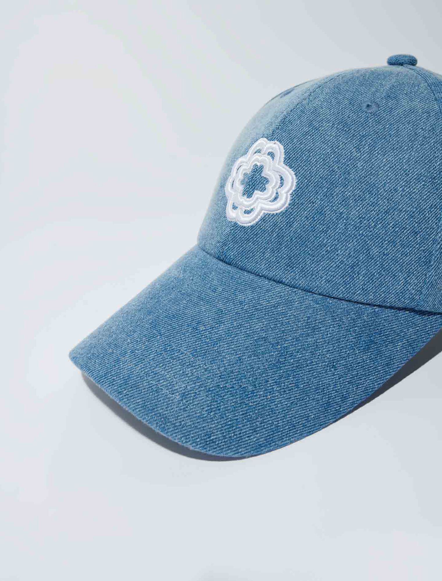 Denim cap with clover logo
