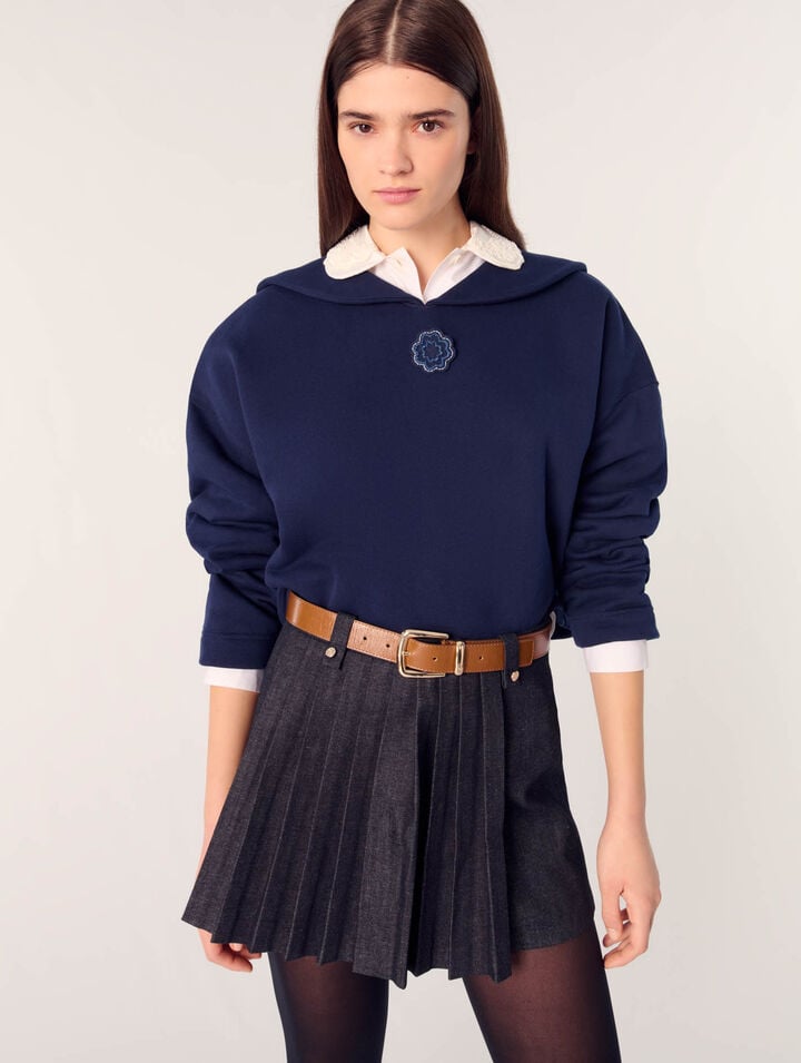 Short sweatshirt with embroidery